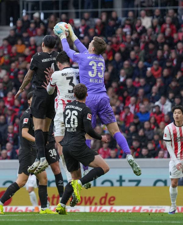 Gladbach-Torwart Moritz Nicolas fängt einen Ball im Getümmel vor seinem Tor.