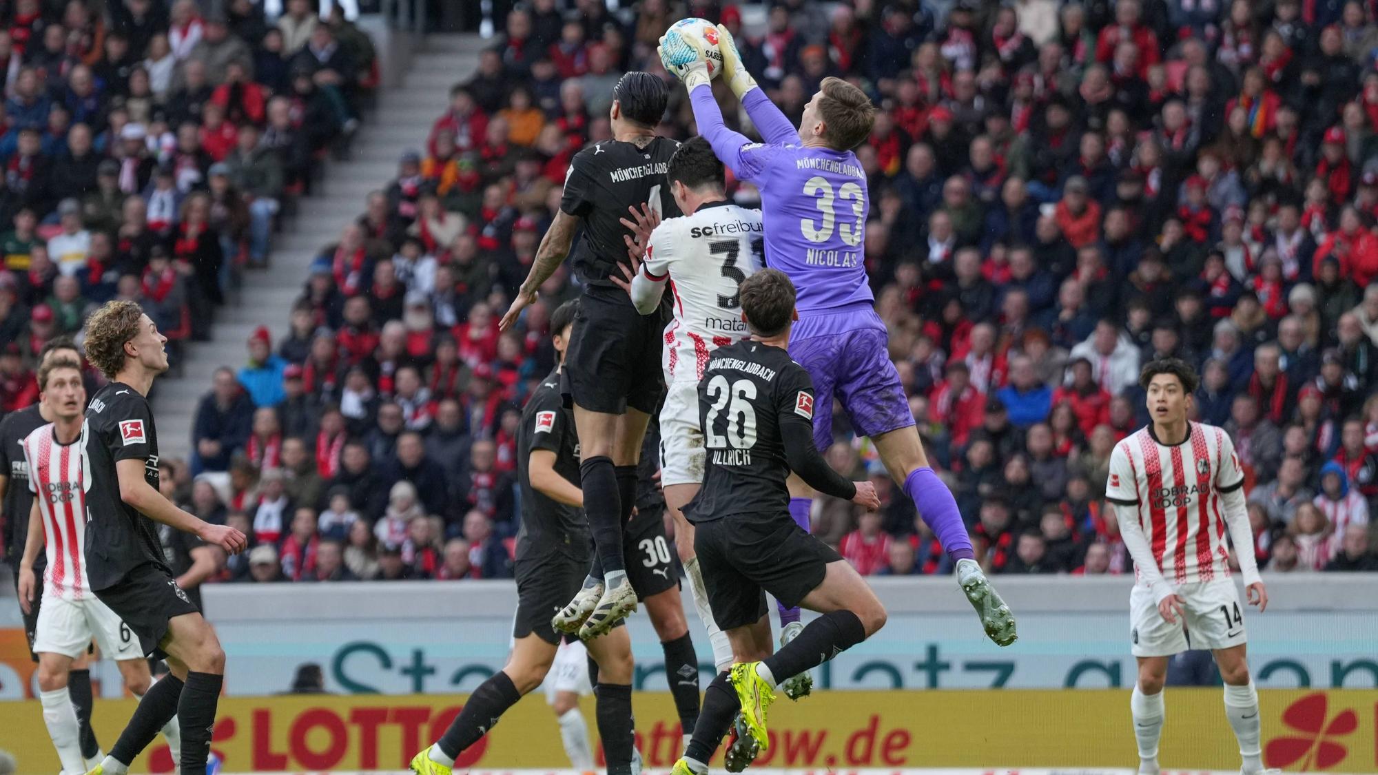 Gladbach-Torwart Moritz Nicolas fängt einen Ball im Getümmel vor seinem Tor.