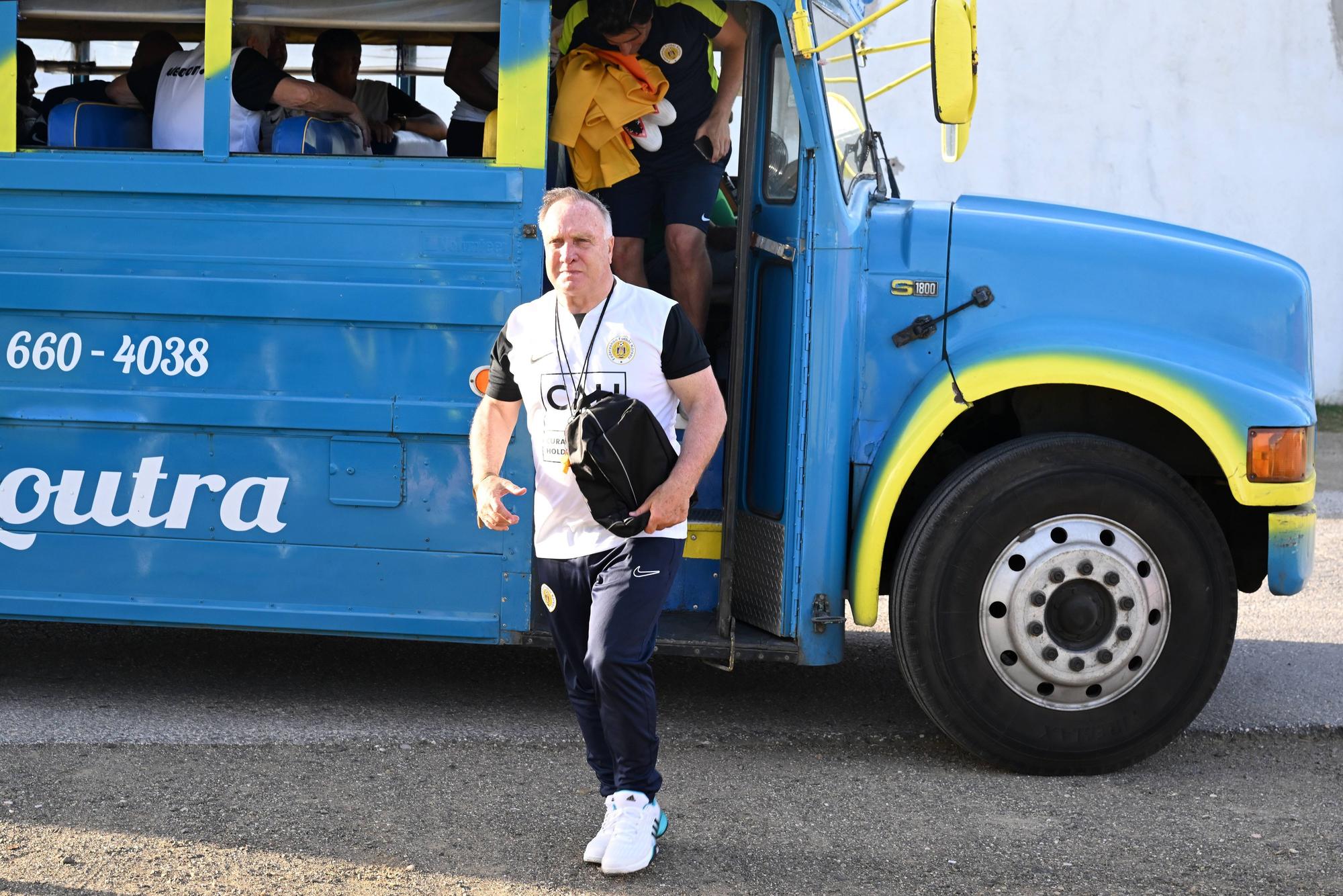 Dick Advocaat steigt aus dem blaugelben Mannschaftsbus.