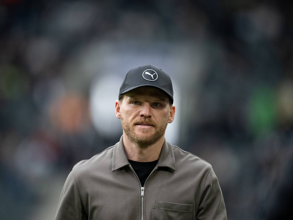 Trainer Eugen Polanski steht an der Seitenlinie.