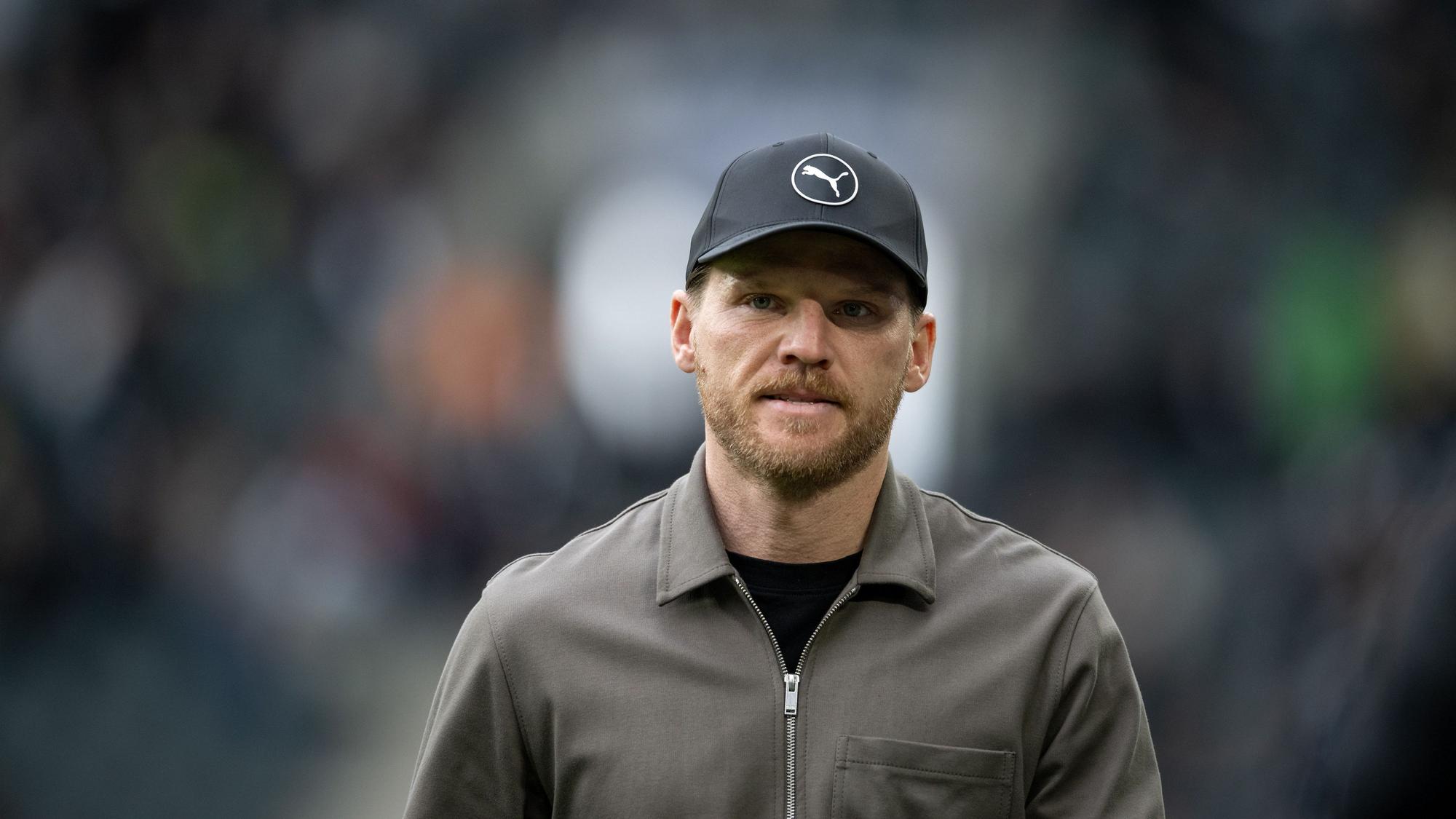 Trainer Eugen Polanski steht an der Seitenlinie.