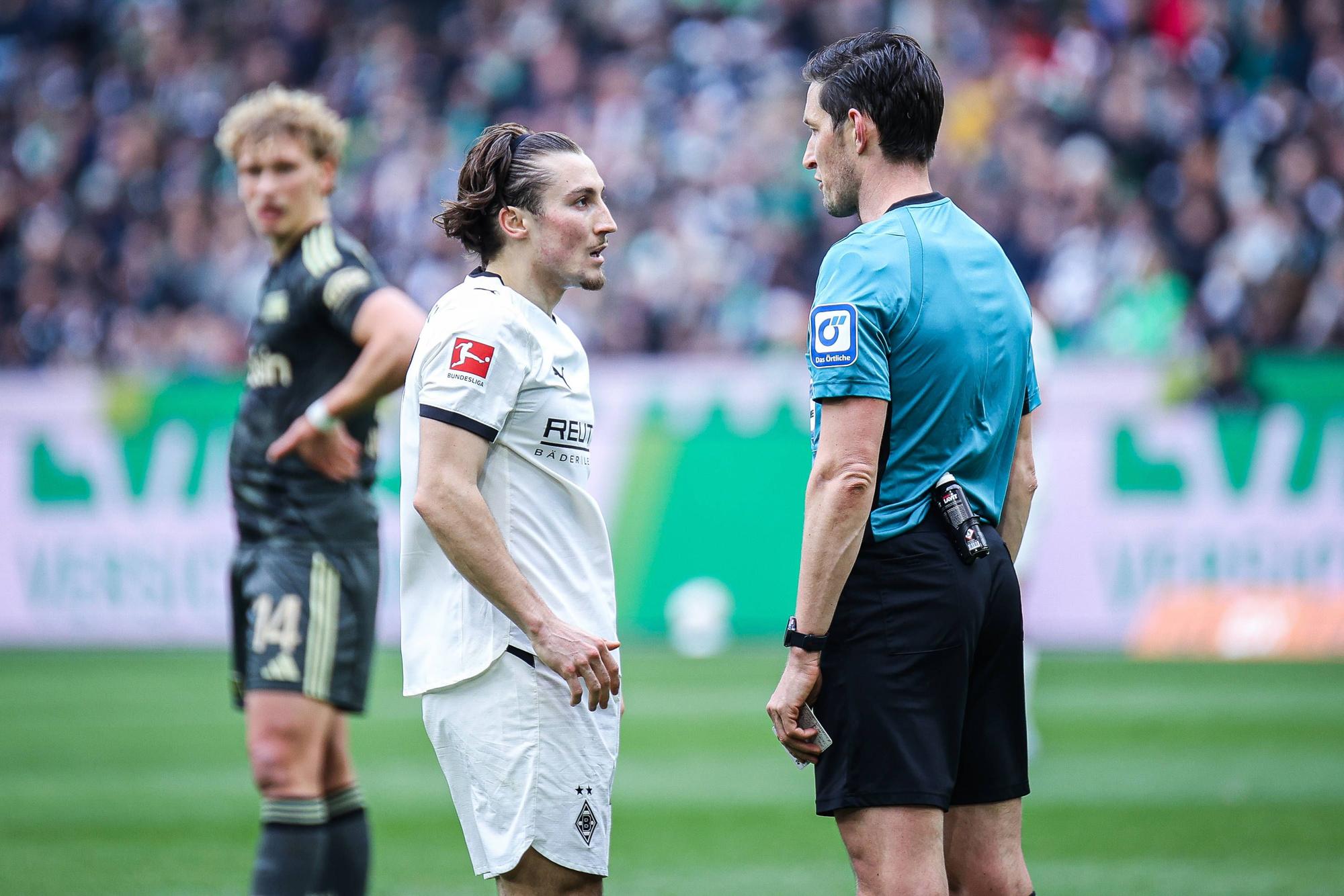 Rocco Reitz spricht mit dem Schiedsrichter.