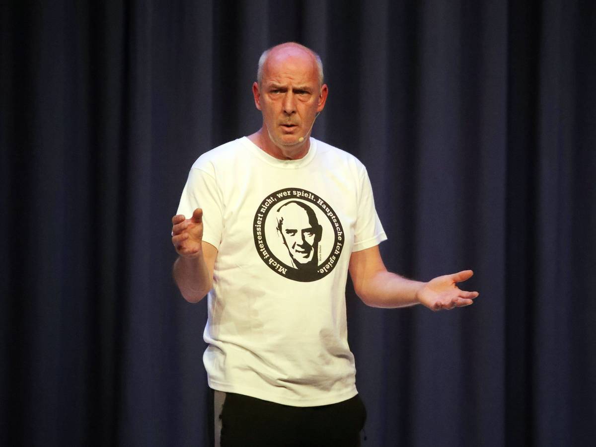 Bei einer Live-Show gestikuliert Mario Basler auf der Bühne.