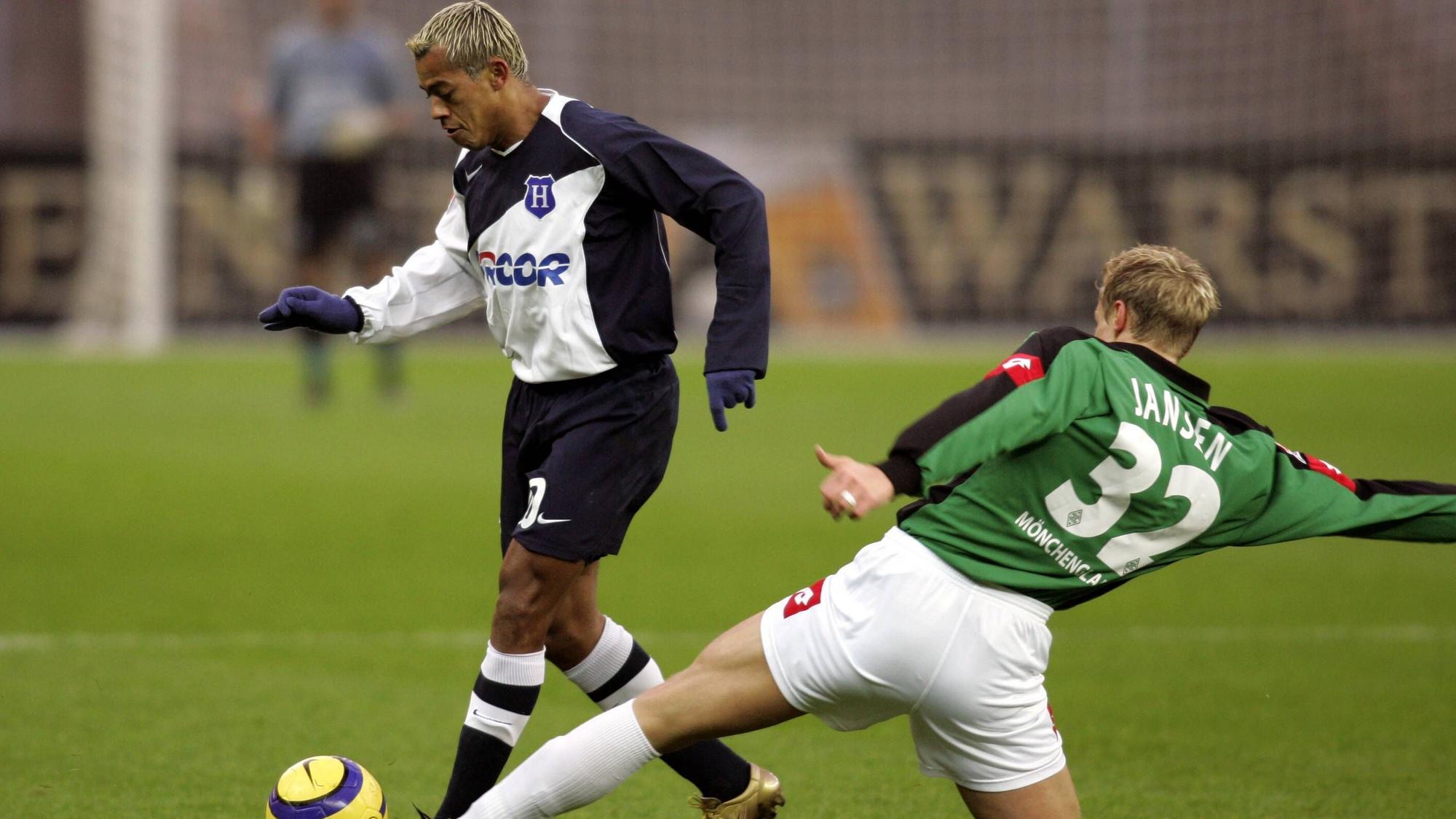 Marcell Jansen bei seinem Bundsliga-Debüt für Gladbach im Zweikampf mit Marcelinho (Hertha, li.).