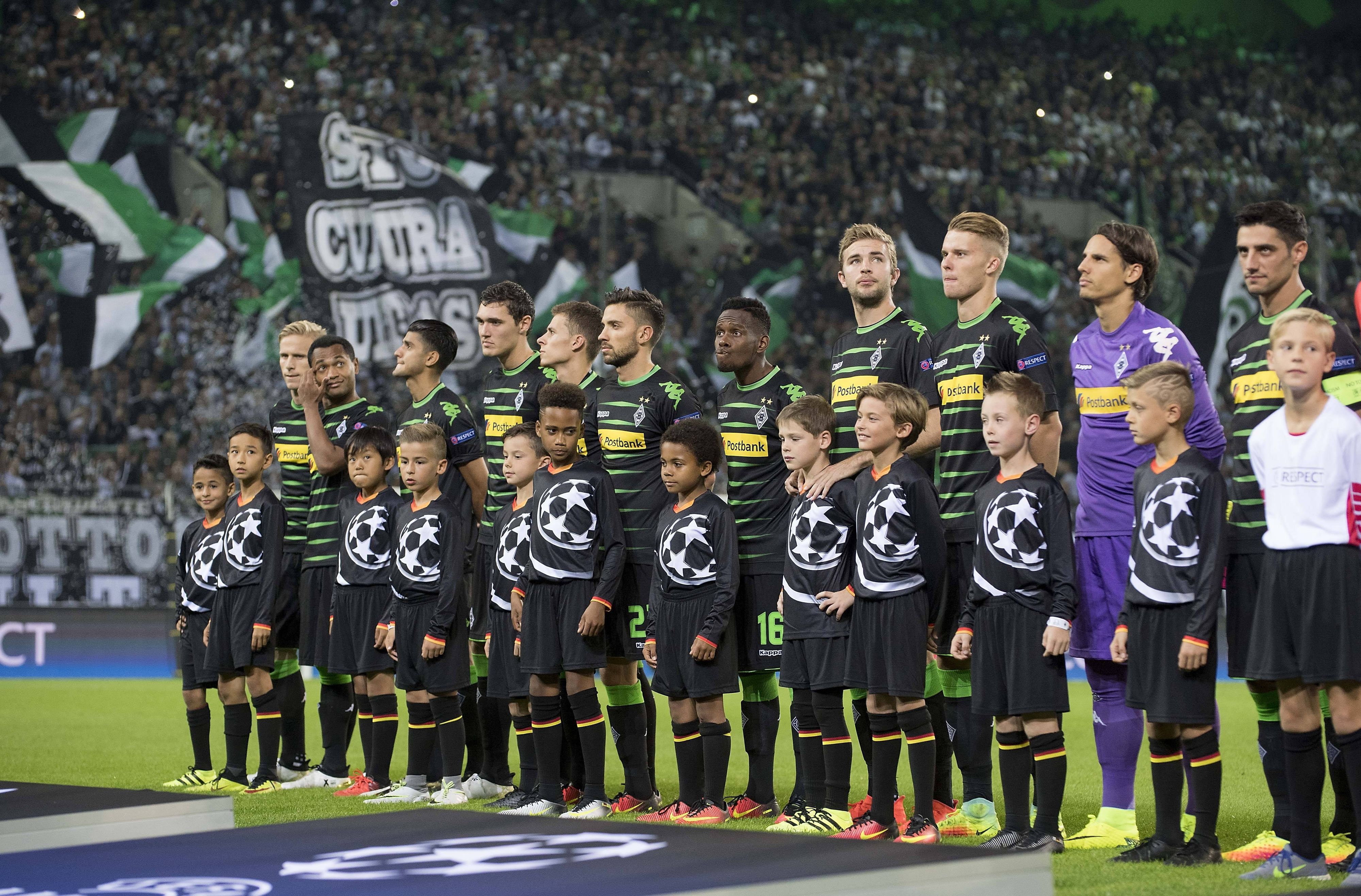 Die Mannschaft von Borussia Mönchengladbach steht vor dem Spiel in der Champions League gegen den FC Barcelona bei der Hymne zusammen.