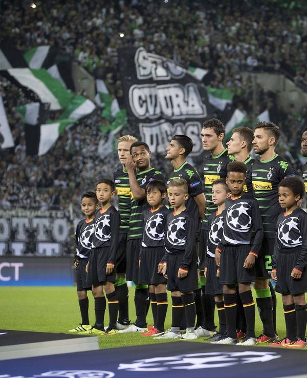 Die Mannschaft von Borussia Mönchengladbach steht vor dem Spiel in der Champions League gegen den FC Barcelona bei der Hymne zusammen.