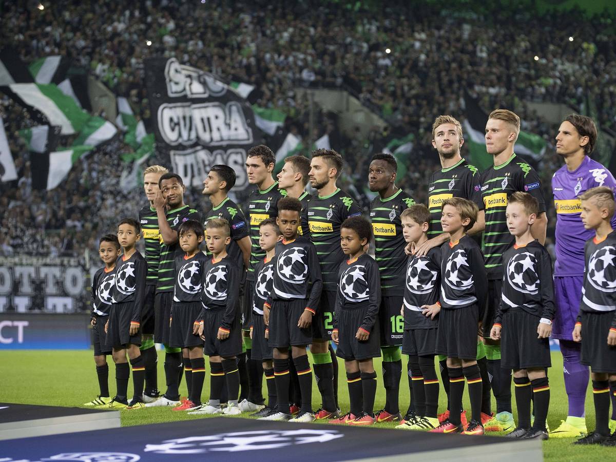 Die Mannschaft von Borussia Mönchengladbach steht vor dem Spiel in der Champions League gegen den FC Barcelona bei der Hymne zusammen.
