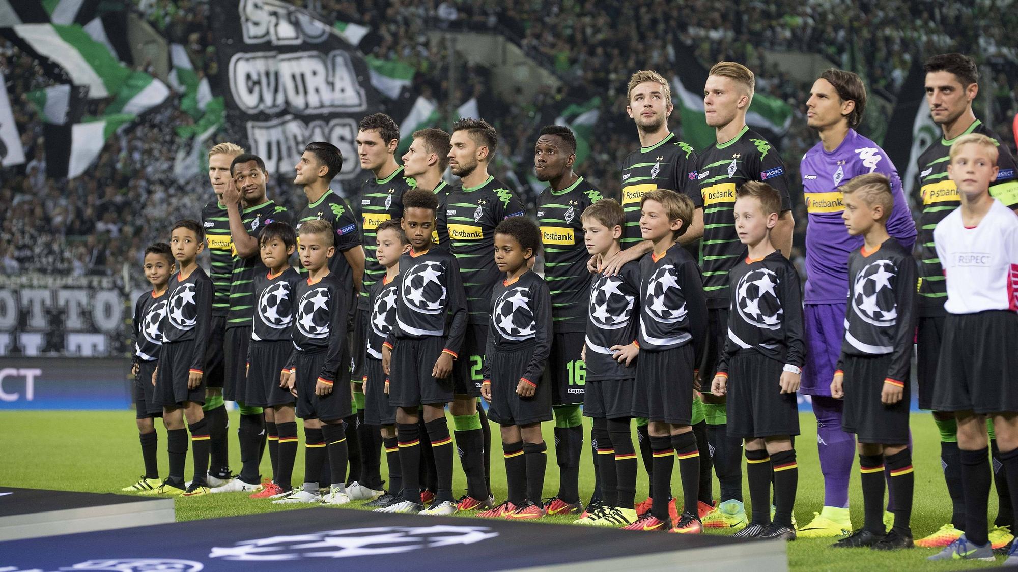 Die Mannschaft von Borussia Mönchengladbach steht vor dem Spiel in der Champions League gegen den FC Barcelona bei der Hymne zusammen.