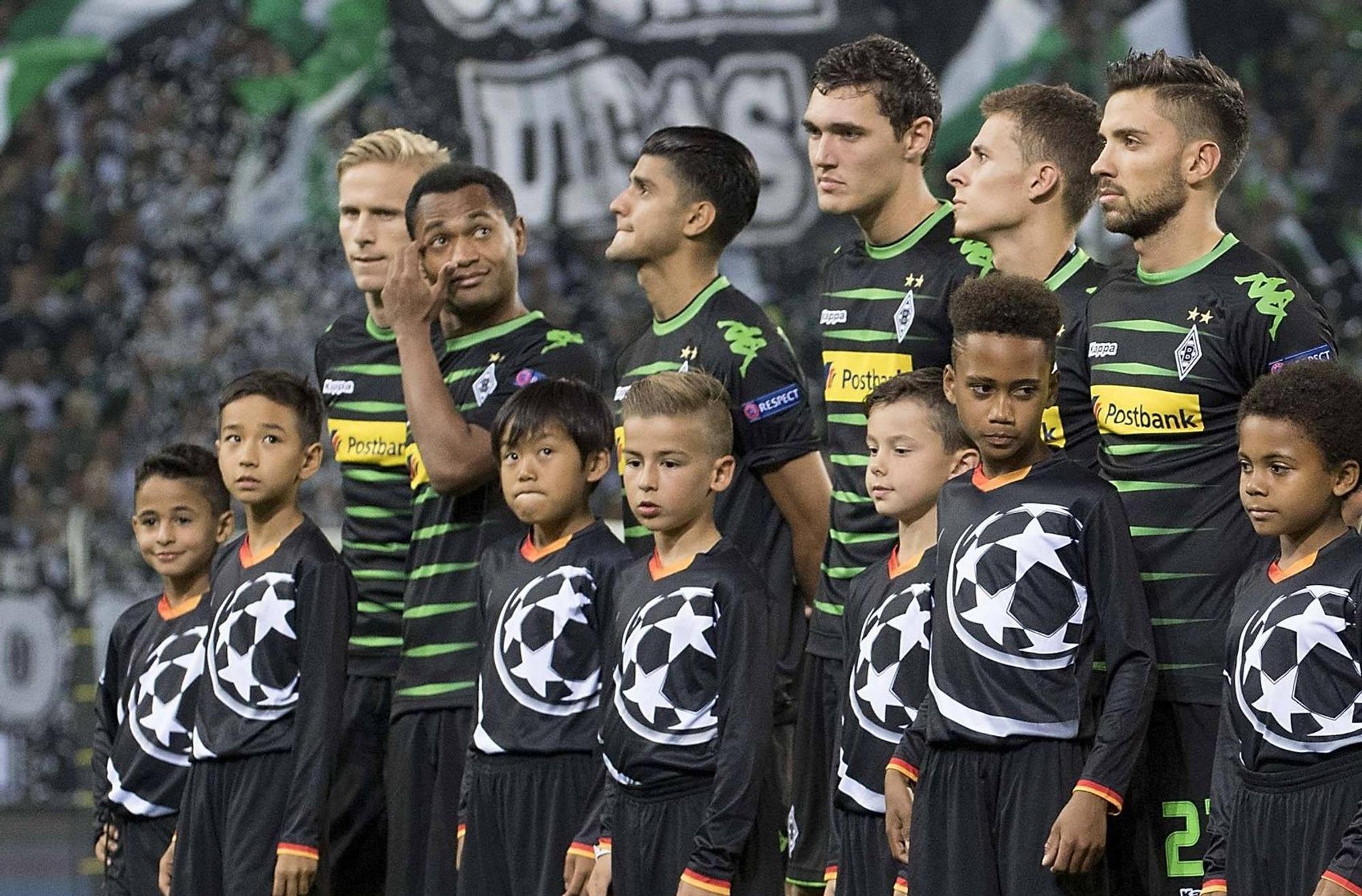 Die Spieler von Borussia Mönchengladbach mit ihren Einlaufkindern vor einem Spiel in der Champions League.