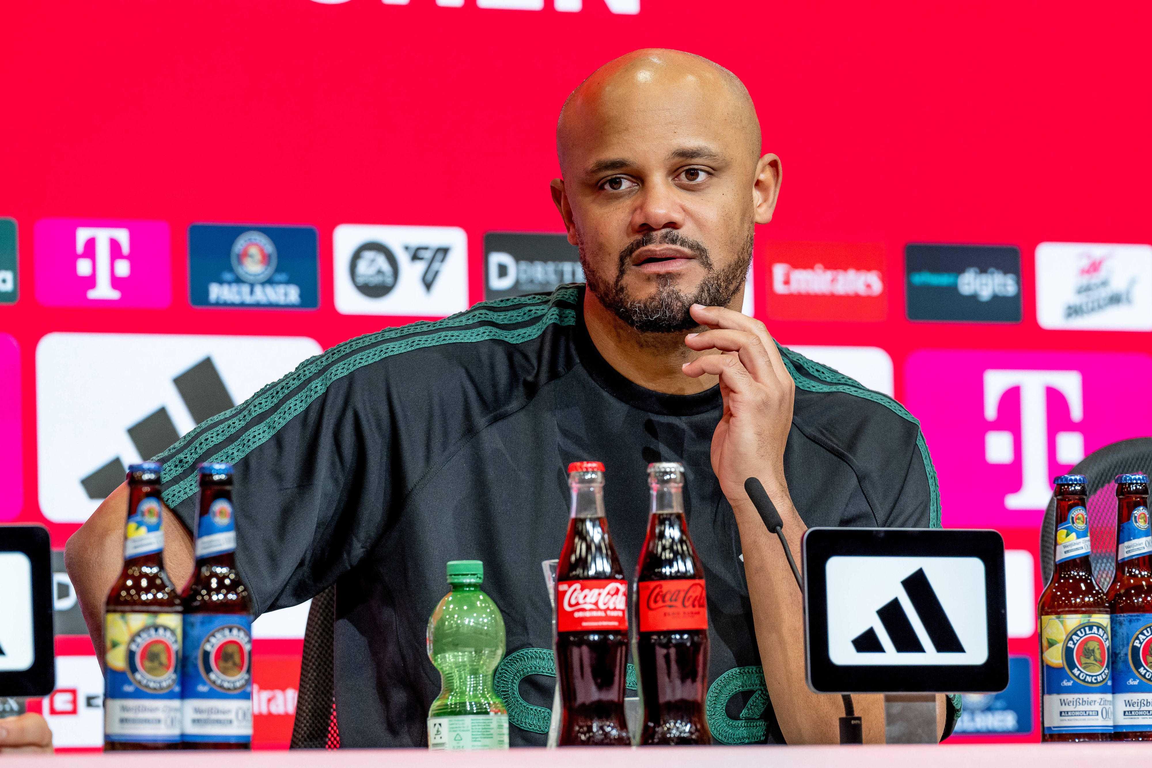 Vincent Kompany bei einer Pressekonferenz des FC Bayern München.