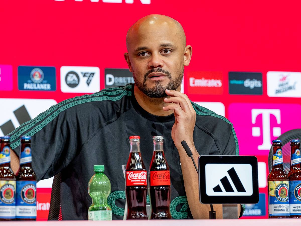 Vincent Kompany bei einer Pressekonferenz des FC Bayern München.