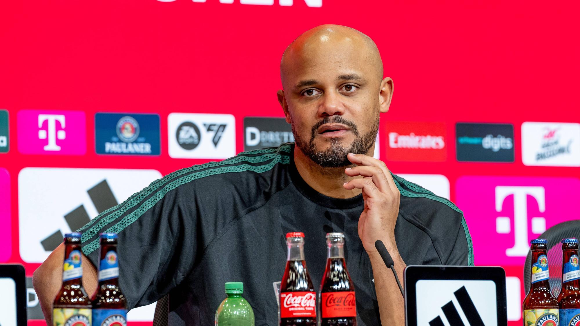 Vincent Kompany bei einer Pressekonferenz des FC Bayern München.