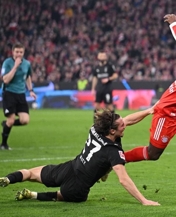 Für dieses Foul an Nicolas Jackson sah Rocco Reitz die Rote Karte.