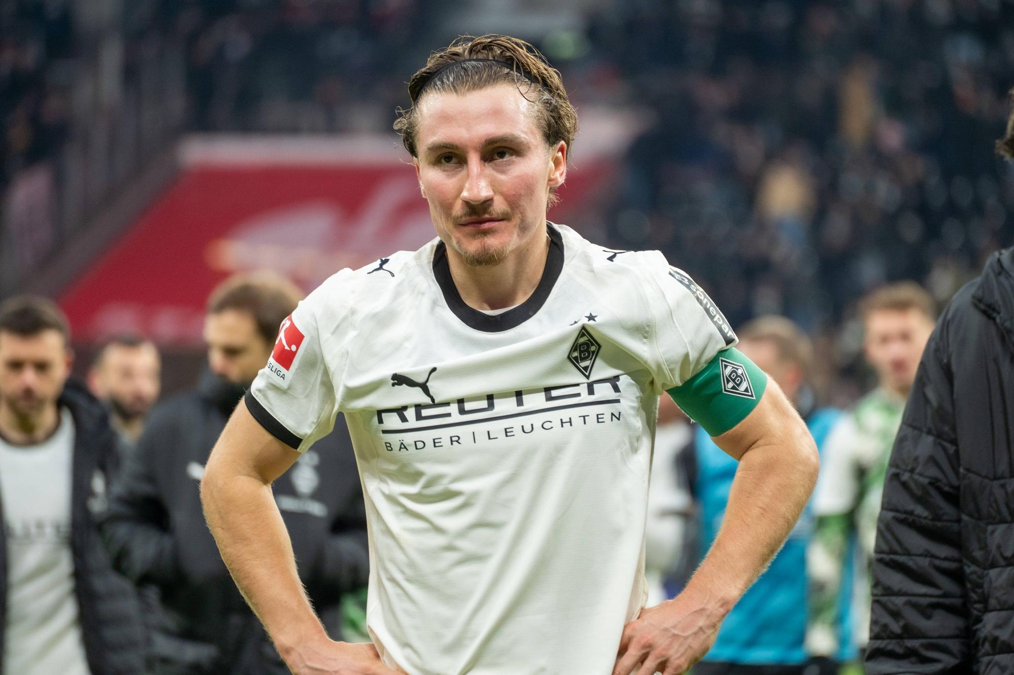 Rocco Reitz steht nach einem Gladbach-Spiel vor den Fans.
