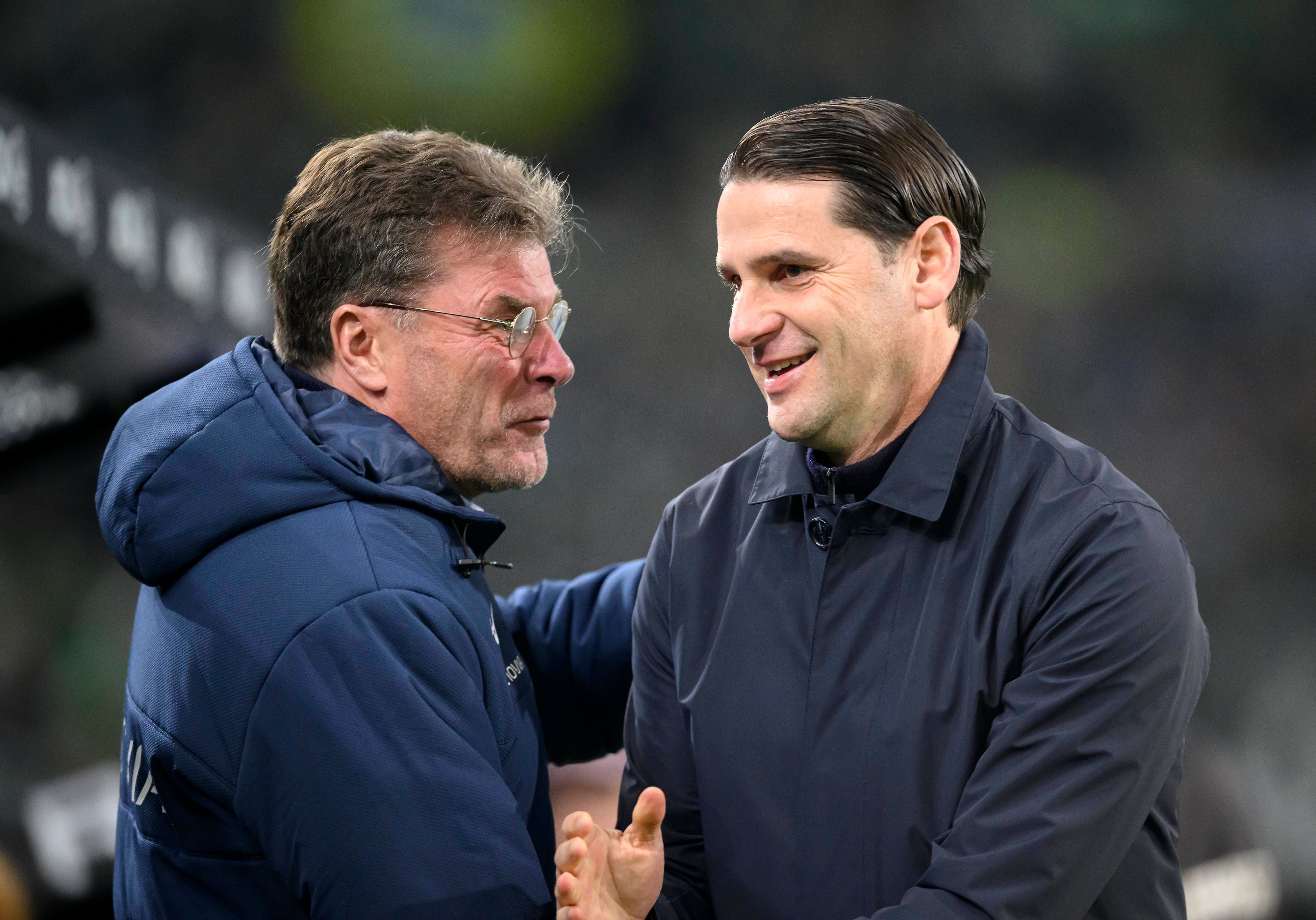 Dieter Hecking und Gerardo Seoane begrüßen sich.