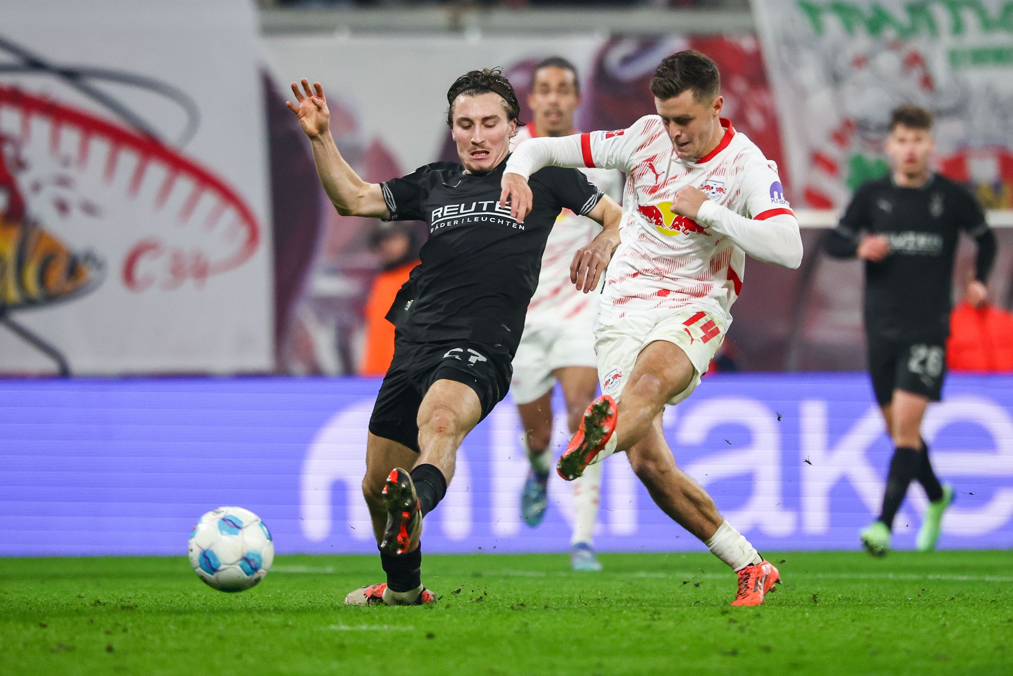 Leipzigs Christoph Baumgartner (r) und Gladbachs Rocco Reitz im Zweikampf. Reitz steht vor einem Wechsel nach Leipzig.