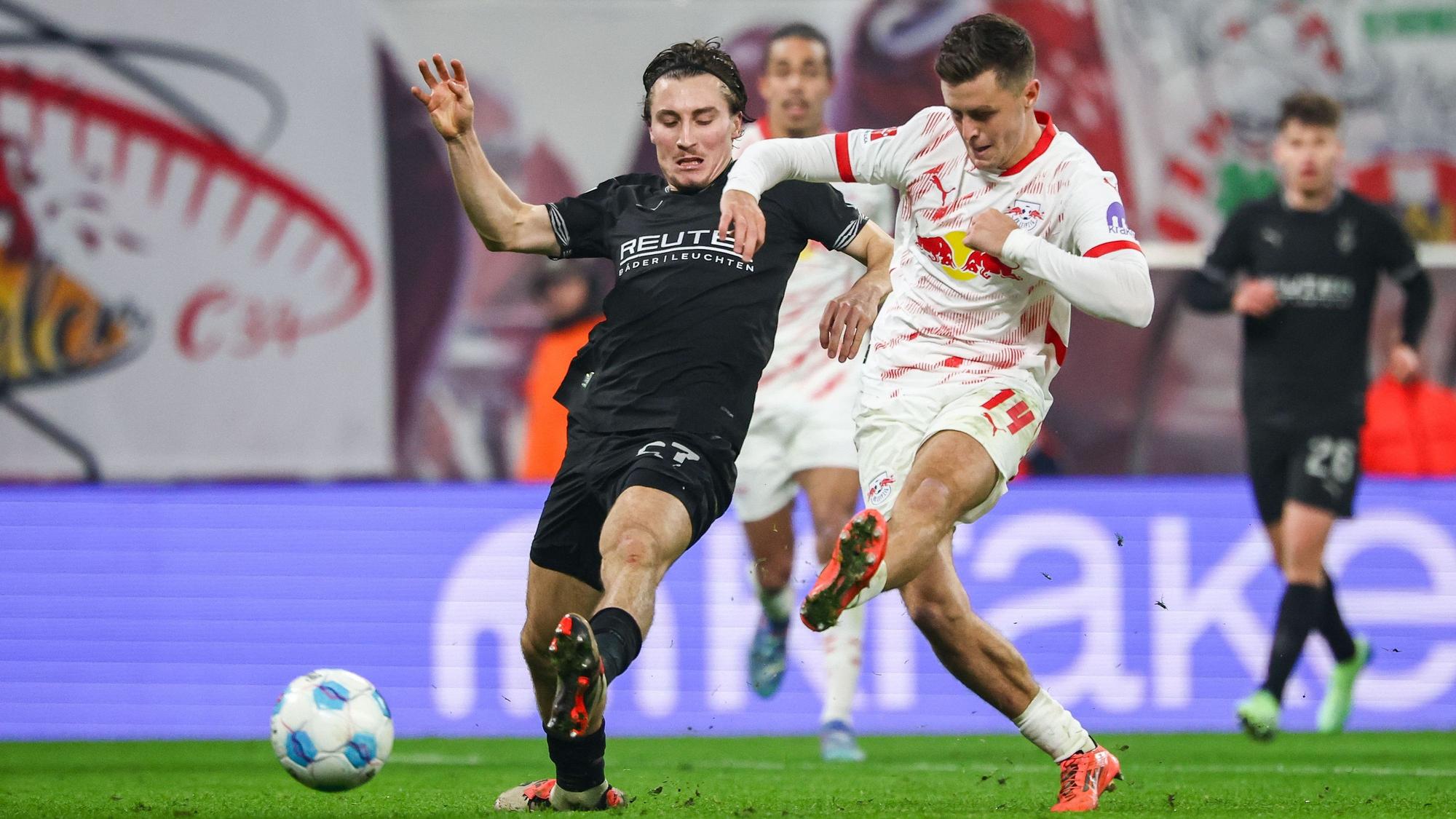Leipzigs Christoph Baumgartner (r) und Gladbachs Rocco Reitz im Zweikampf. Reitz steht vor einem Wechsel nach Leipzig.