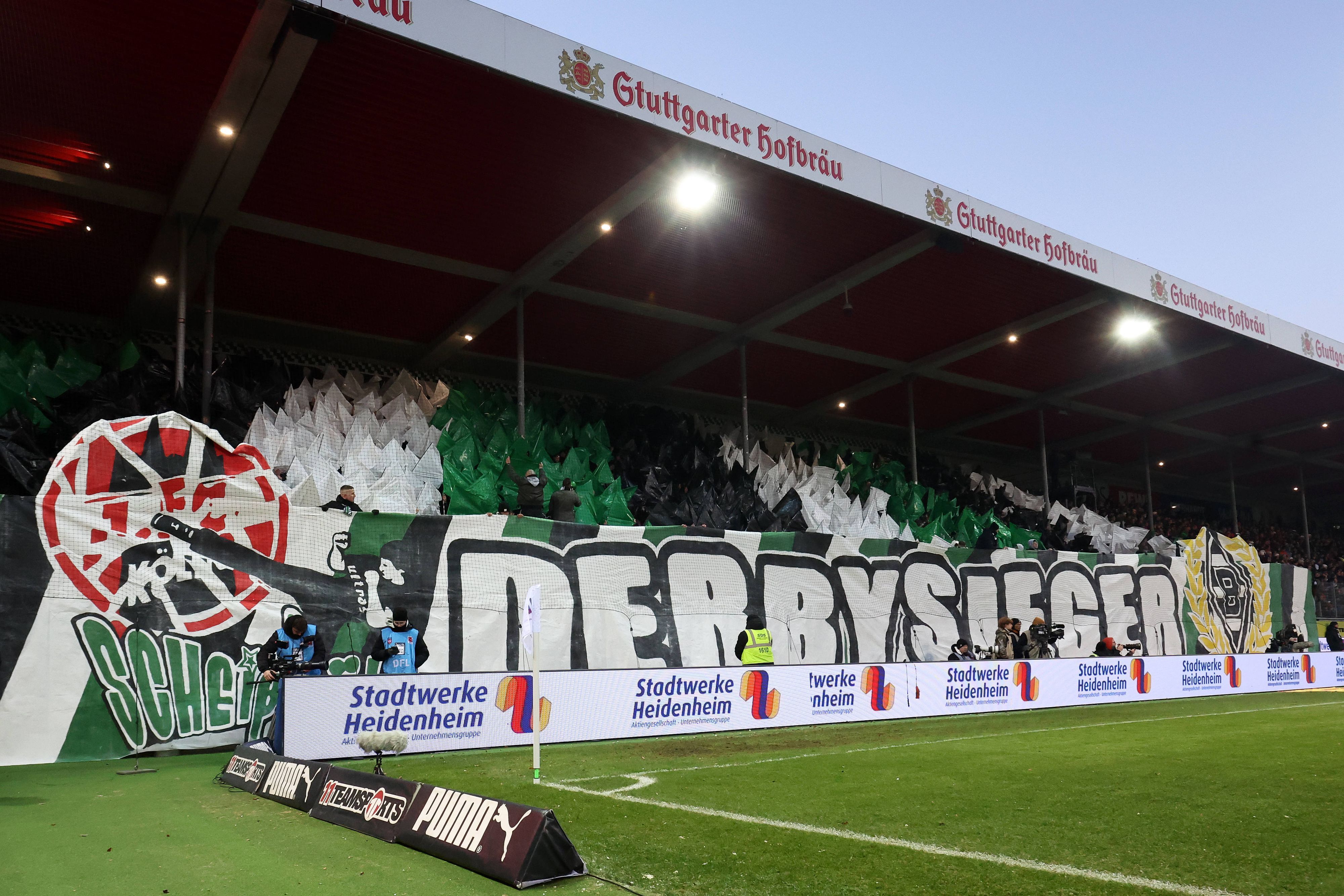 Fans von Borussia Mönchengladbach mit einer Derbysieger-Choreo.
