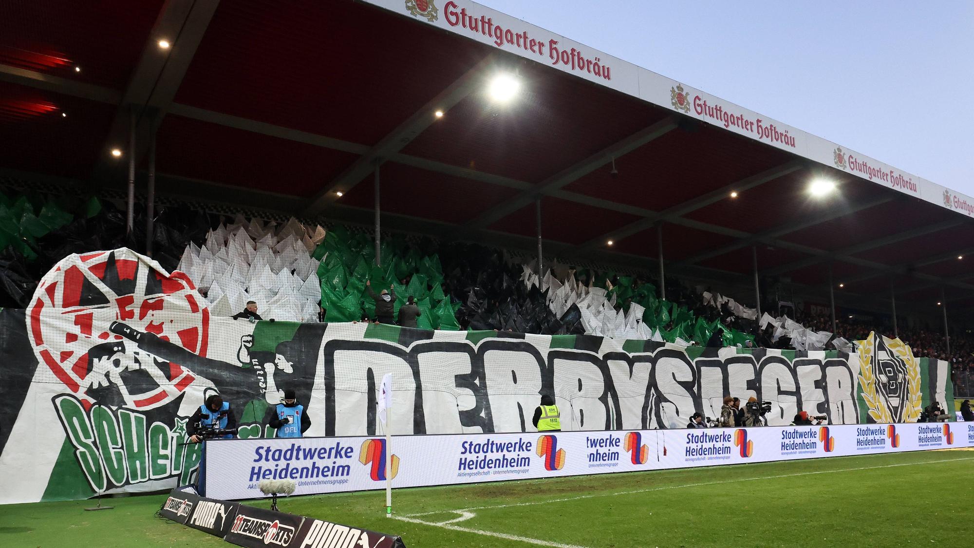 Fans von Borussia Mönchengladbach mit einer Derbysieger-Choreo.