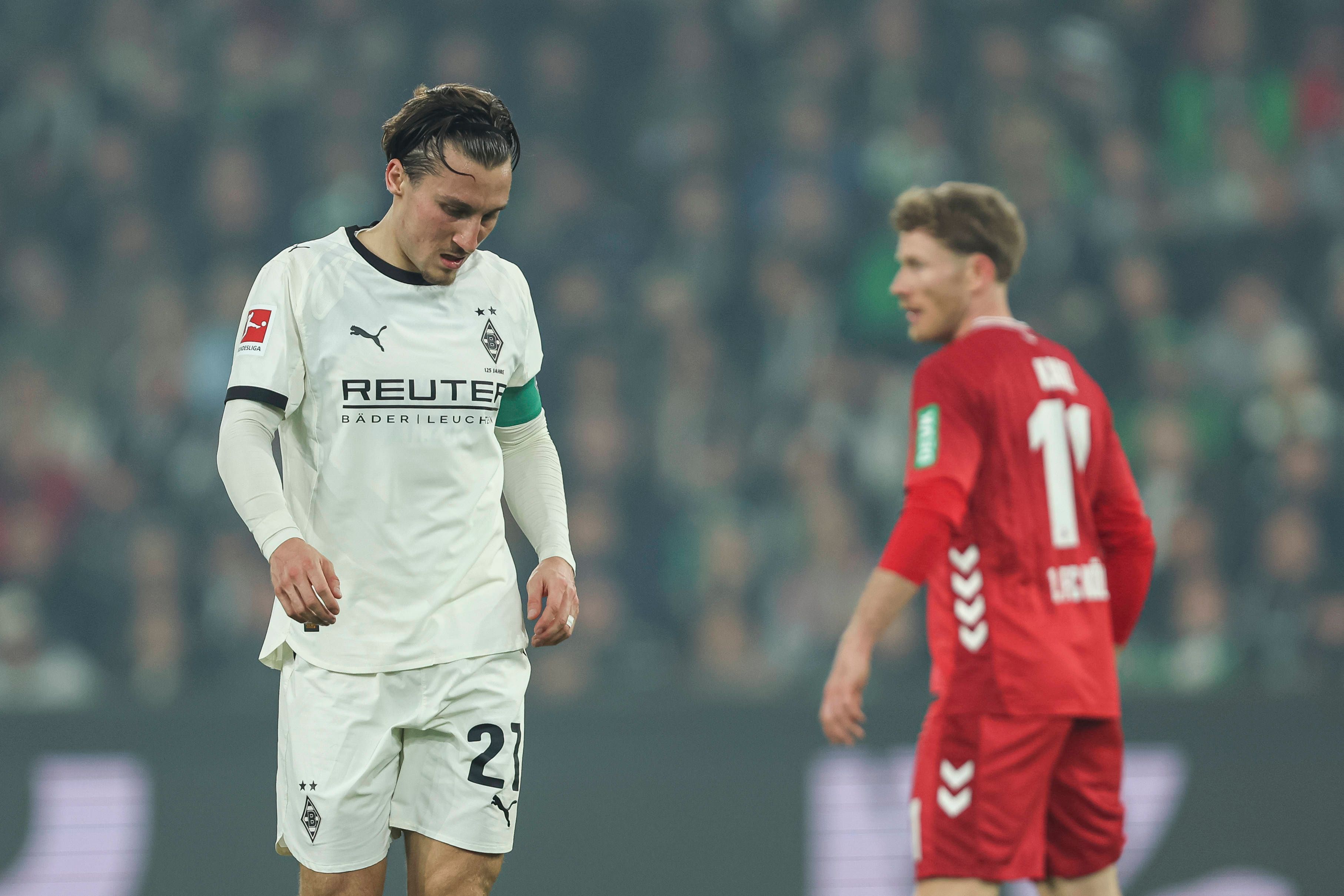 Rocco Reitz reagiert im Derby. Im Hintergrund ist der Kölner Florian Kainz zu sehen.