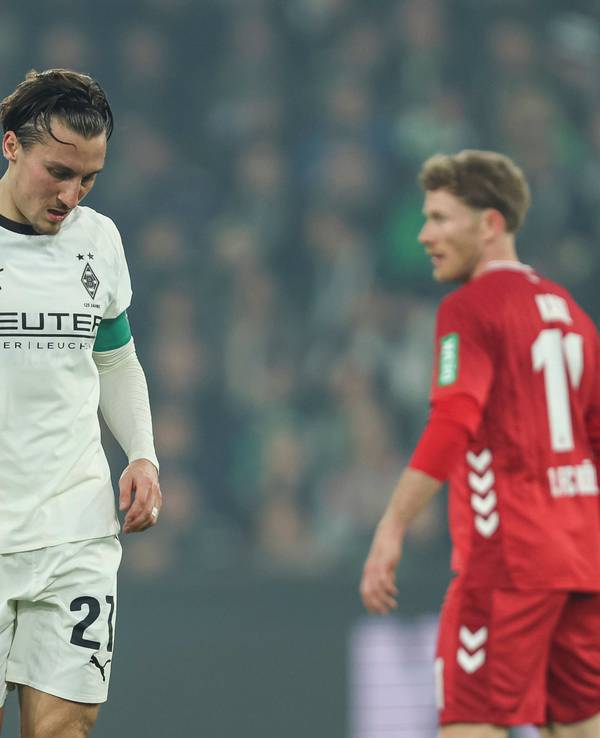 Rocco Reitz reagiert im Derby. Im Hintergrund ist der Kölner Florian Kainz zu sehen.