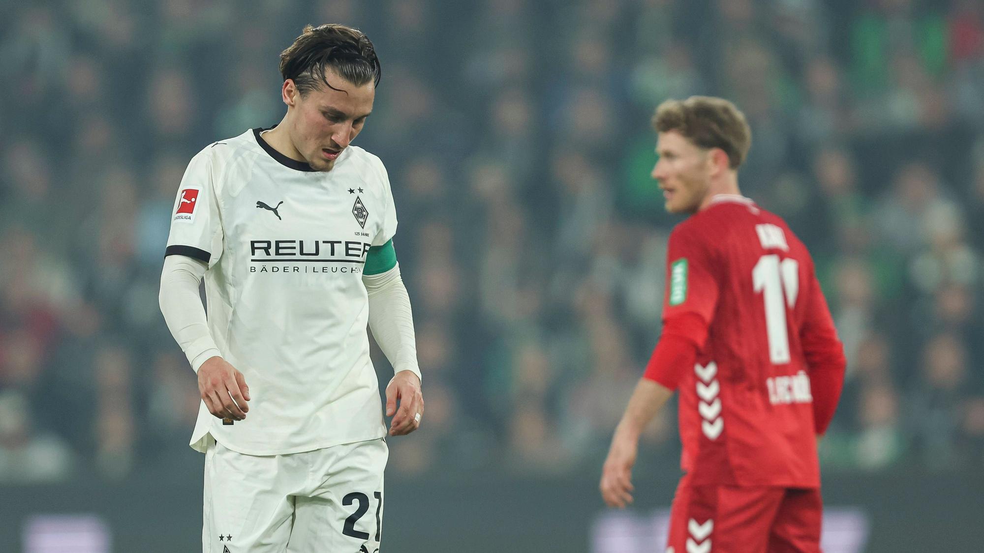 Rocco Reitz reagiert im Derby. Im Hintergrund ist der Kölner Florian Kainz zu sehen.