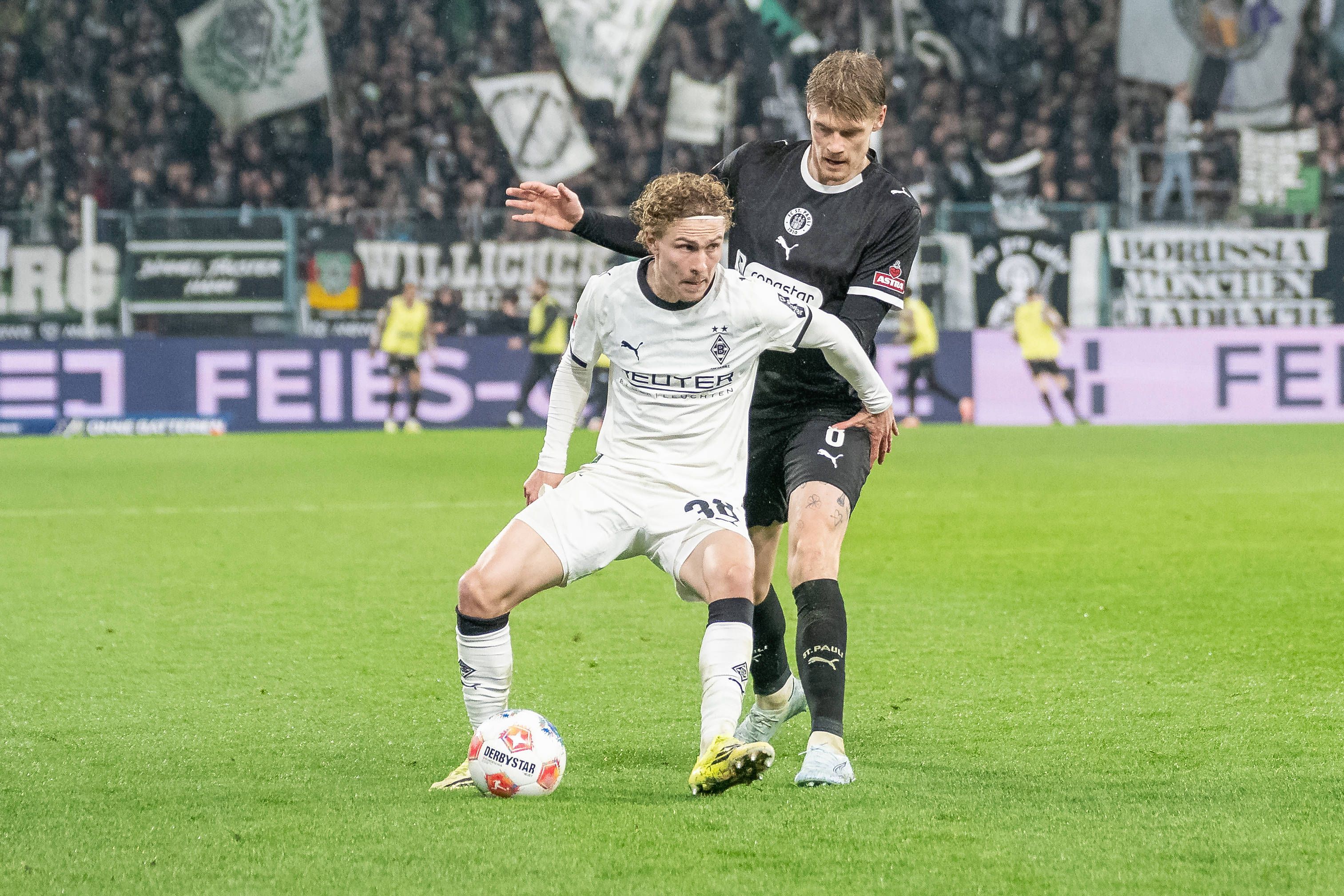 Hugo Bolin hält den Ball beim Spiel zwischen Gladbach und St. Pauli.