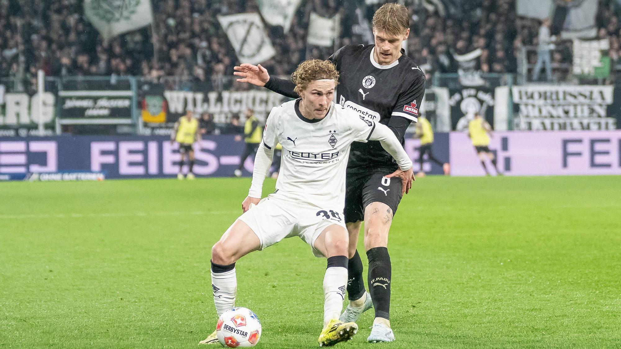 Hugo Bolin hält den Ball beim Spiel zwischen Gladbach und St. Pauli.