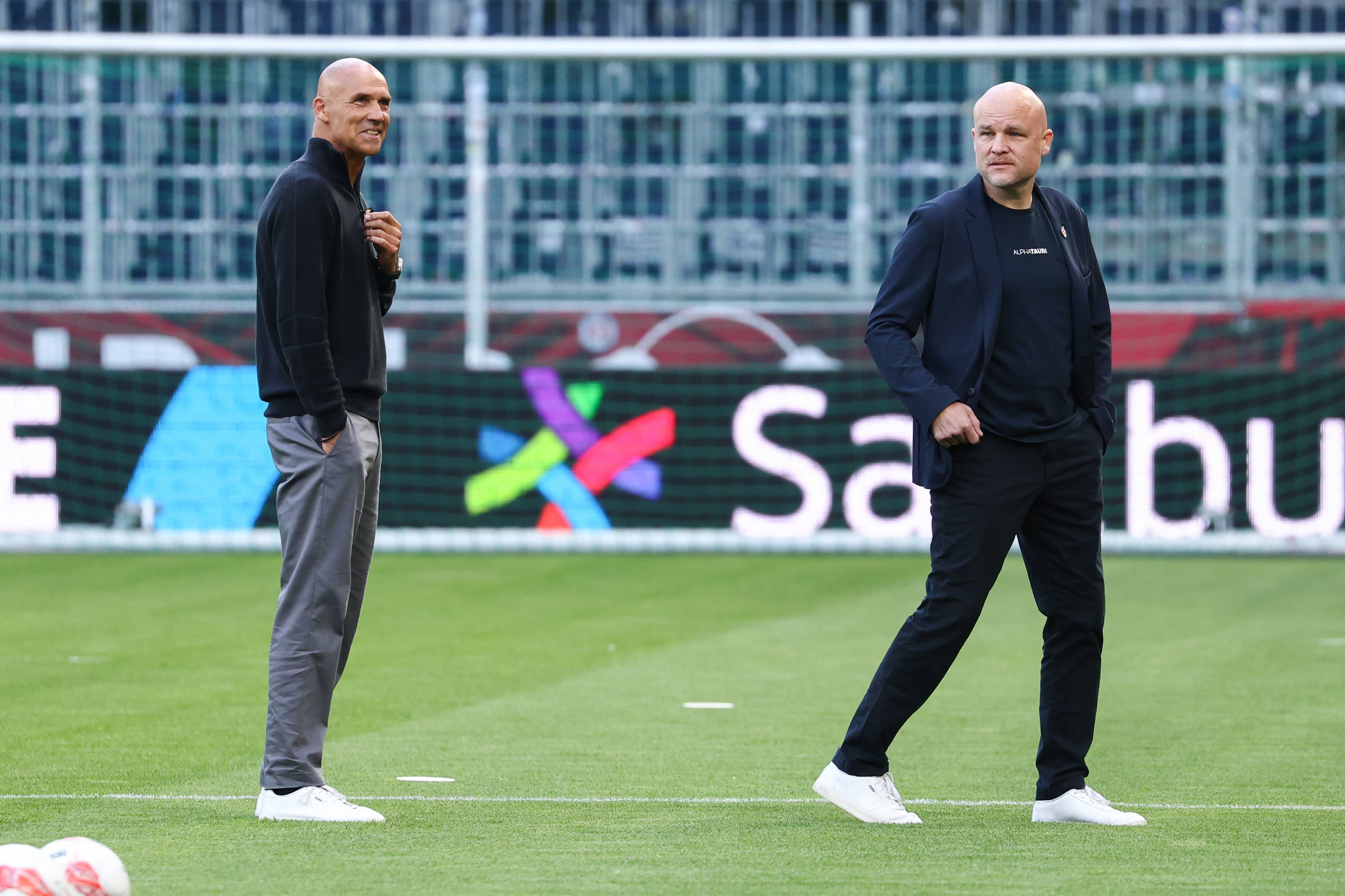 Thomas Letsch und Rouven Schröder stehen gemeinsam auf dem Rasen.