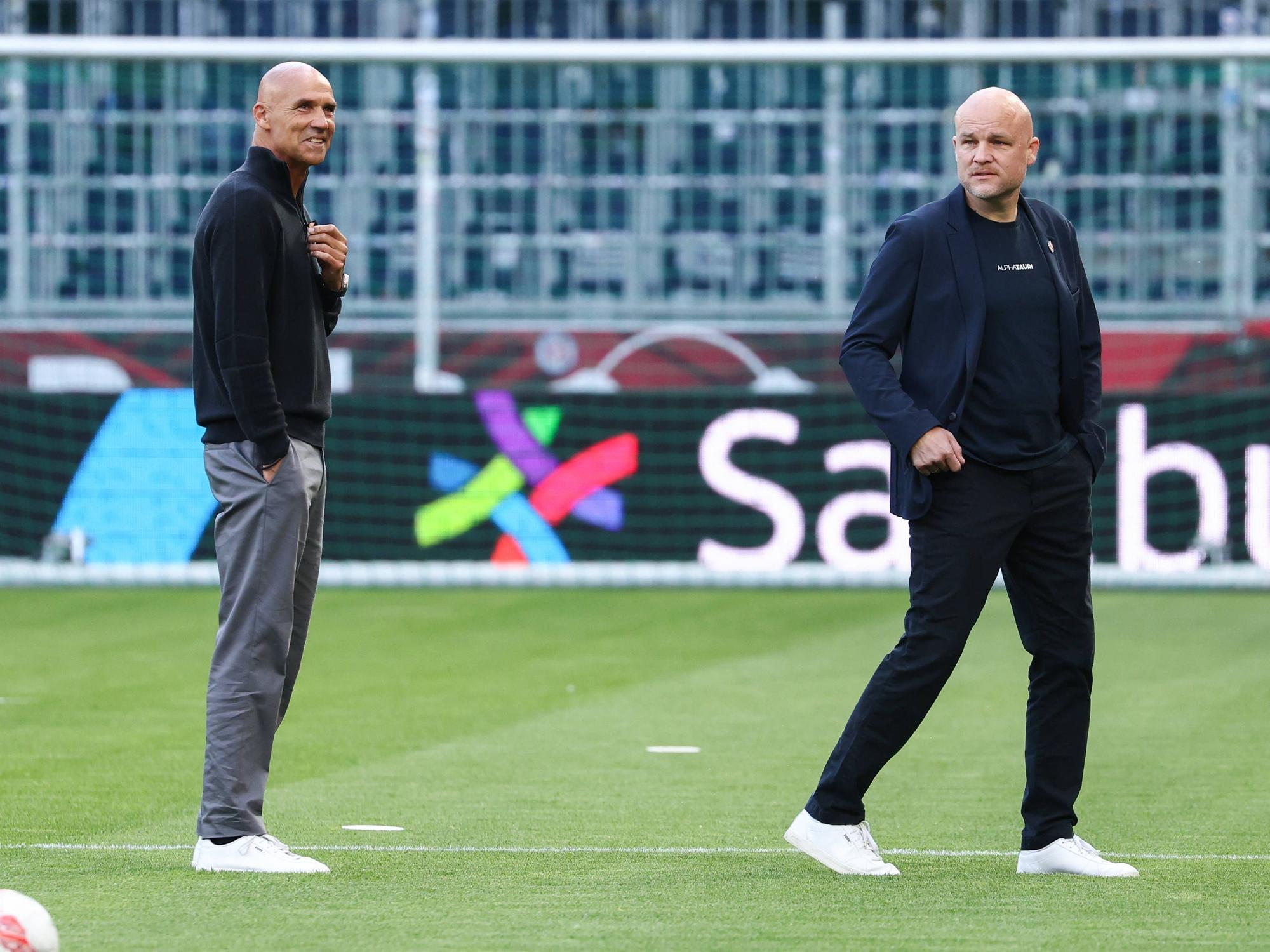 Thomas Letsch und Rouven Schröder stehen gemeinsam auf dem Rasen.