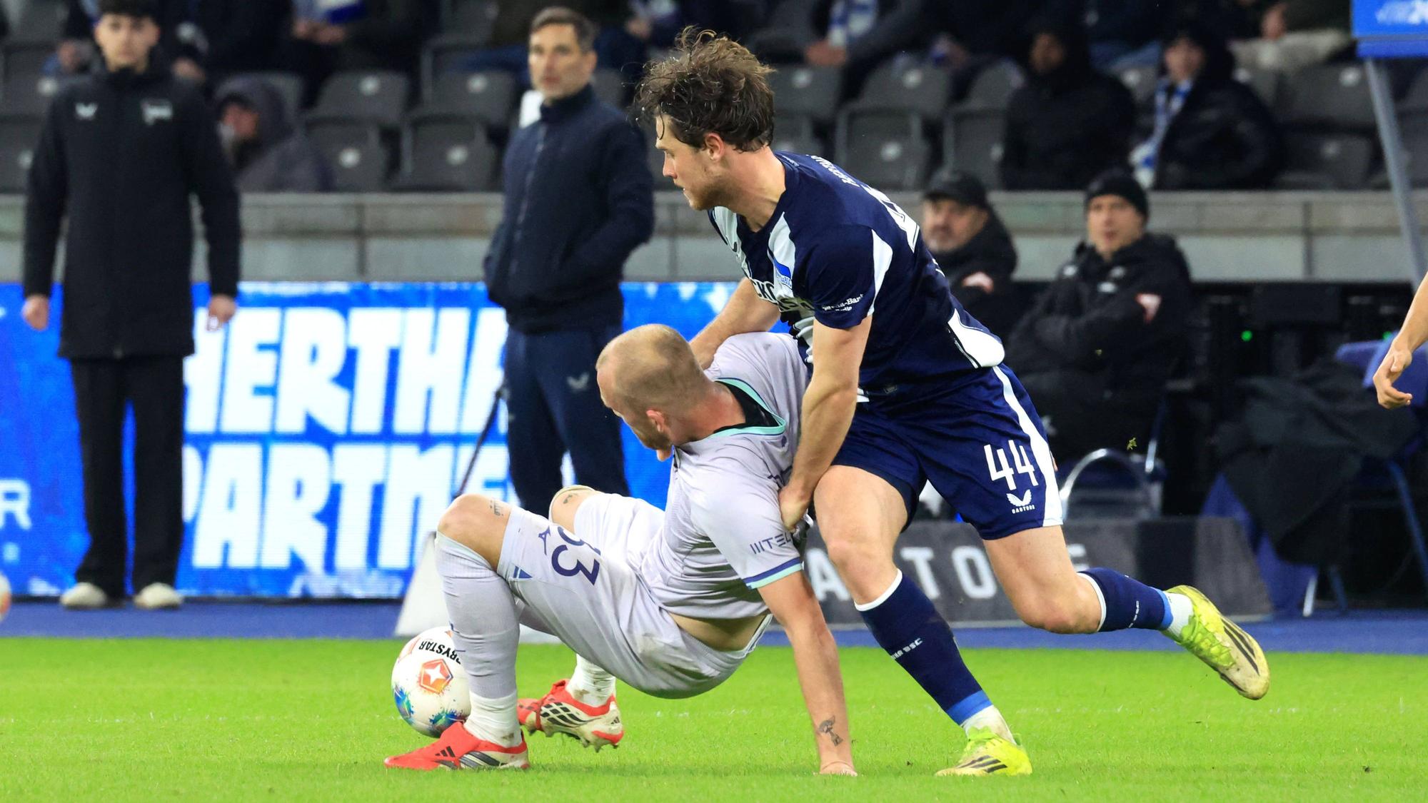 Zweikampf zwischen Philipp Hofmann und Linus Gechter.