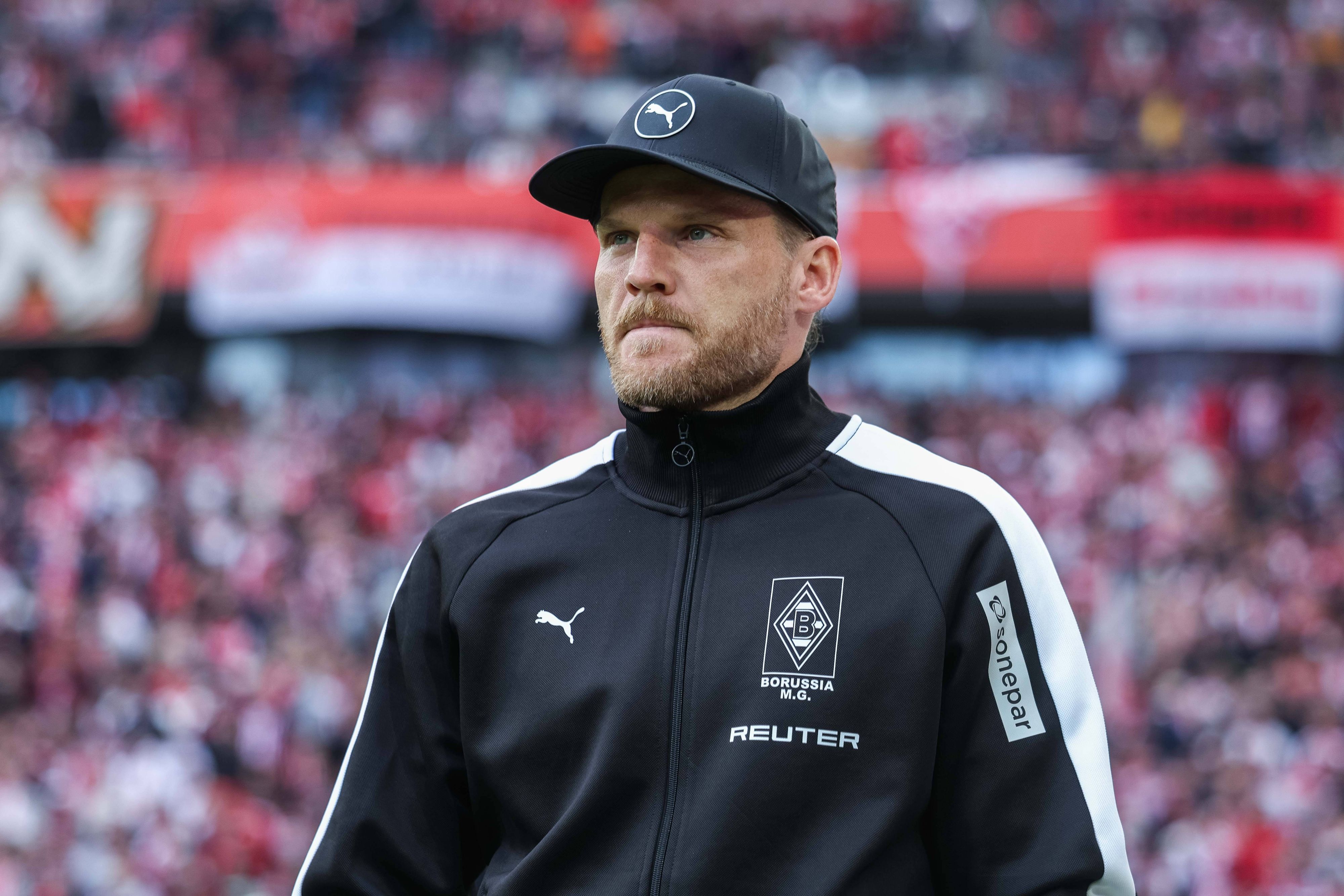 Gladbachs Trainer Eugen Polanski schaut aufs Spielfeld.