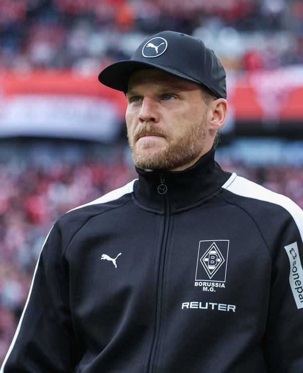 Gladbachs Trainer Eugen Polanski schaut aufs Spielfeld.