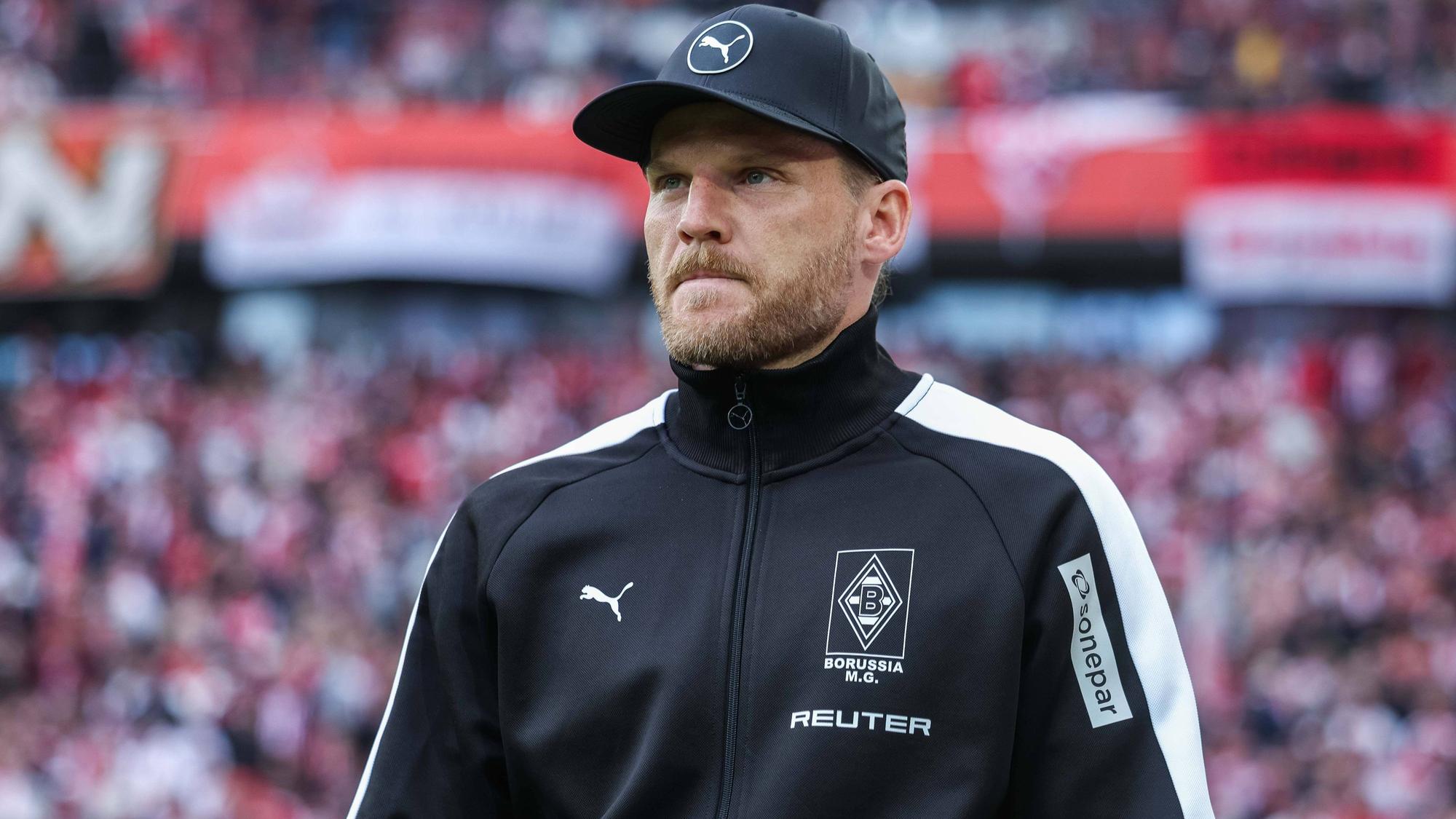 Gladbachs Trainer Eugen Polanski schaut aufs Spielfeld.