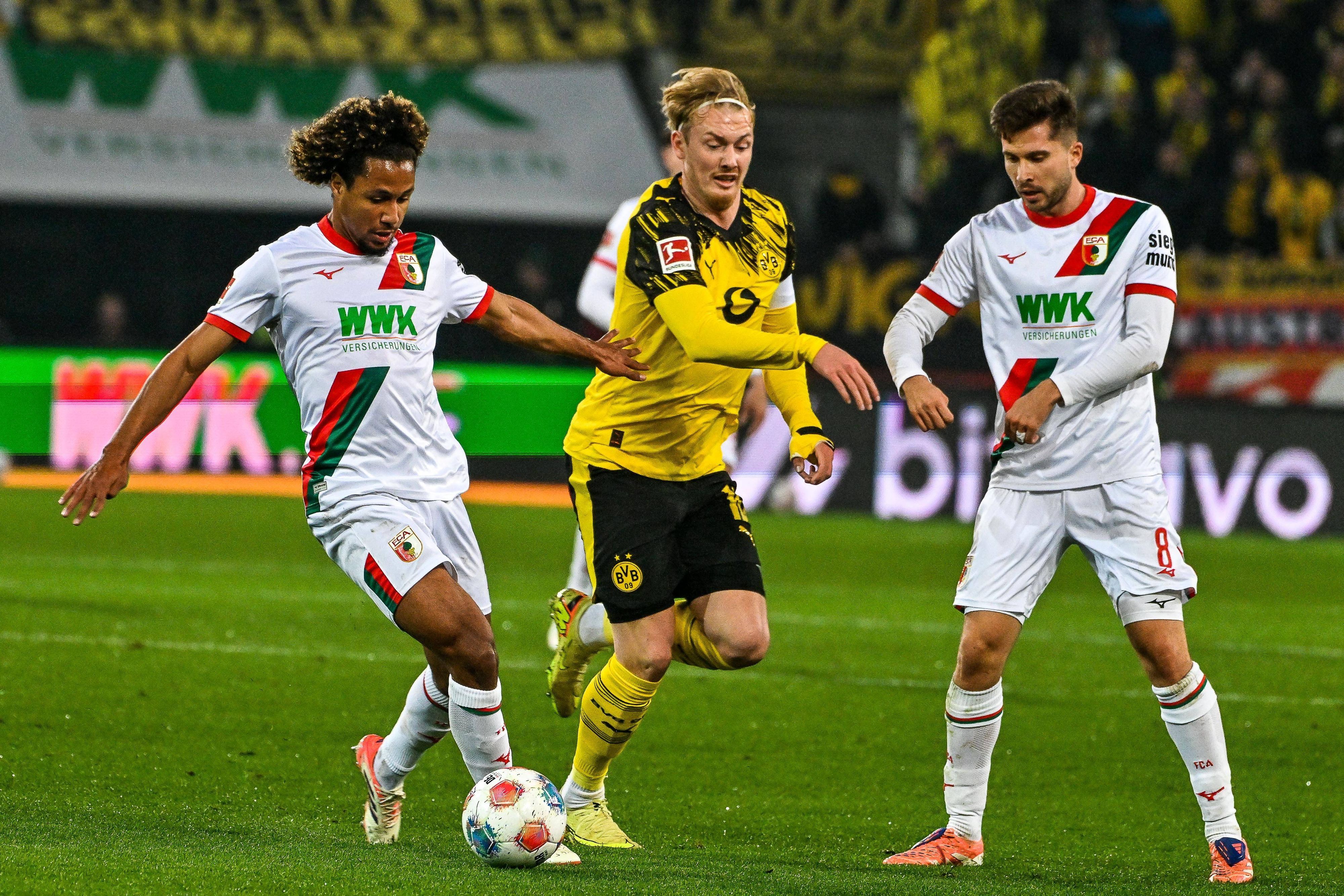 Han-Noah Massengo, Julian Brandt (M.) und Elvis Rexhbecaj (r.) kämpfen um den Ball.