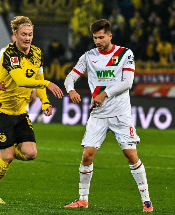 Han-Noah Massengo, Julian Brandt (M.) und Elvis Rexhbecaj (r.) kämpfen um den Ball.