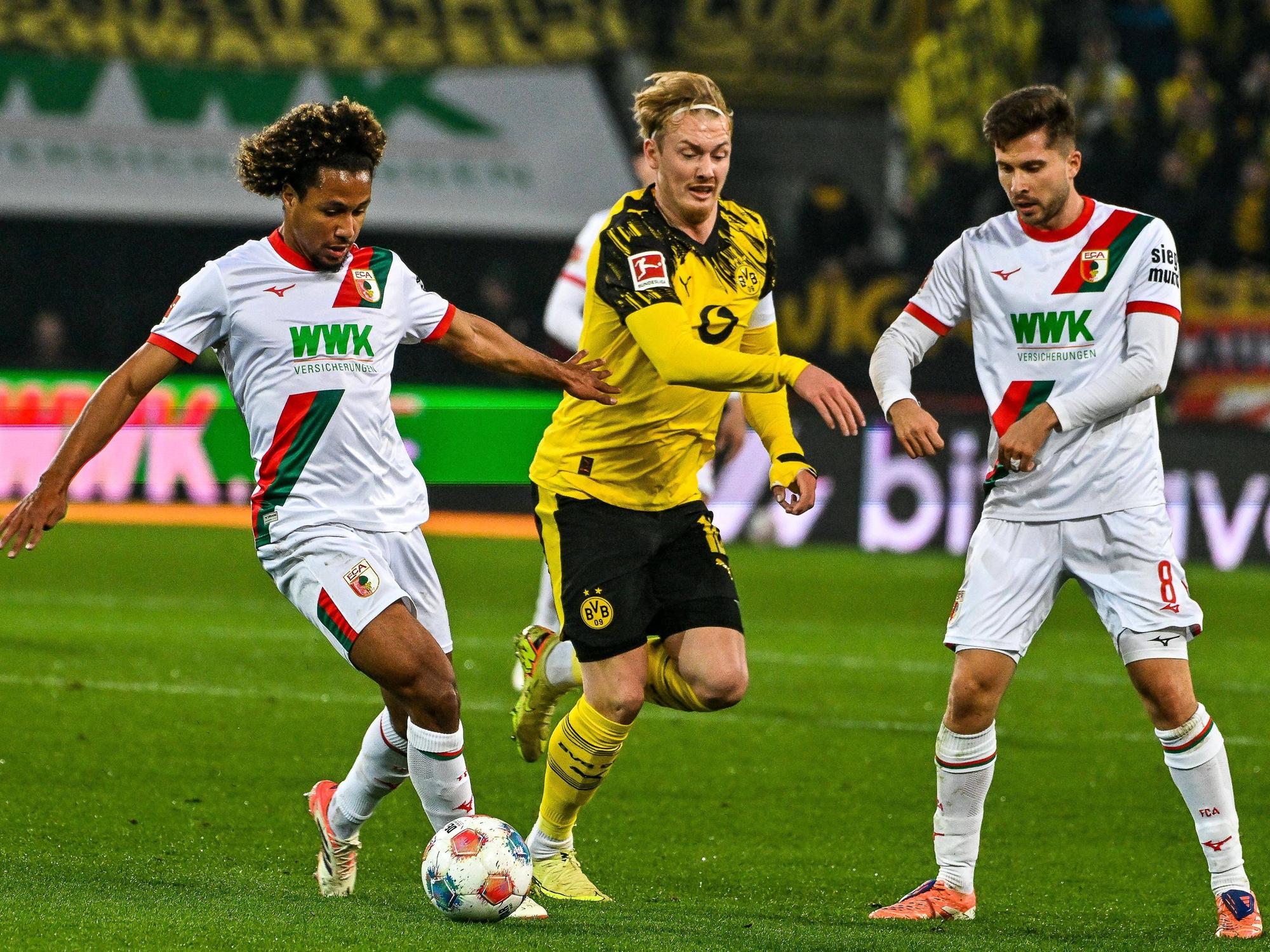 Han-Noah Massengo, Julian Brandt (M.) und Elvis Rexhbecaj (r.) kämpfen um den Ball.
