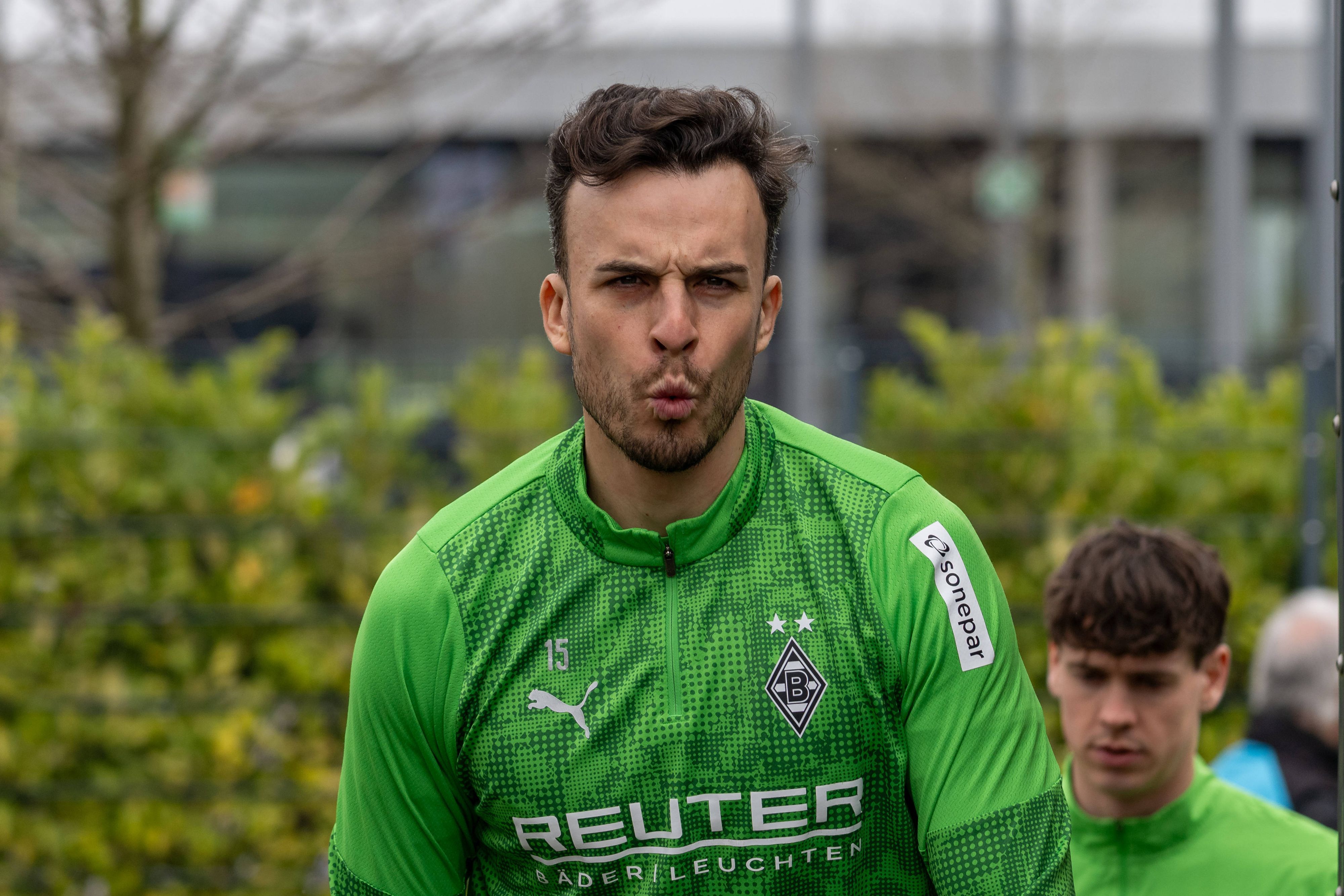 Haris Tabaković in Trainingsklamotten von Borussia Mönchengladbach.