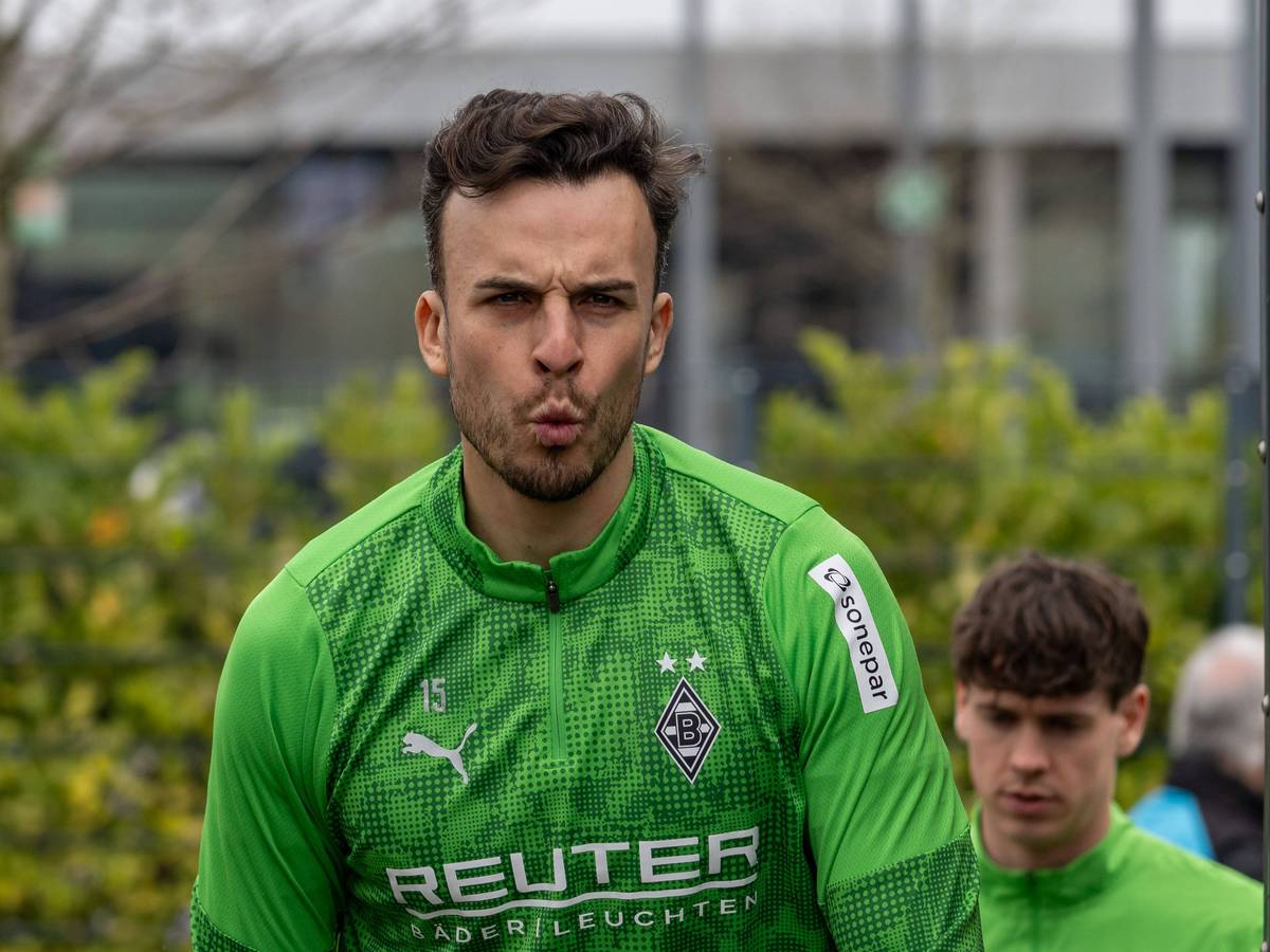 Haris Tabaković in Trainingsklamotten von Borussia Mönchengladbach.