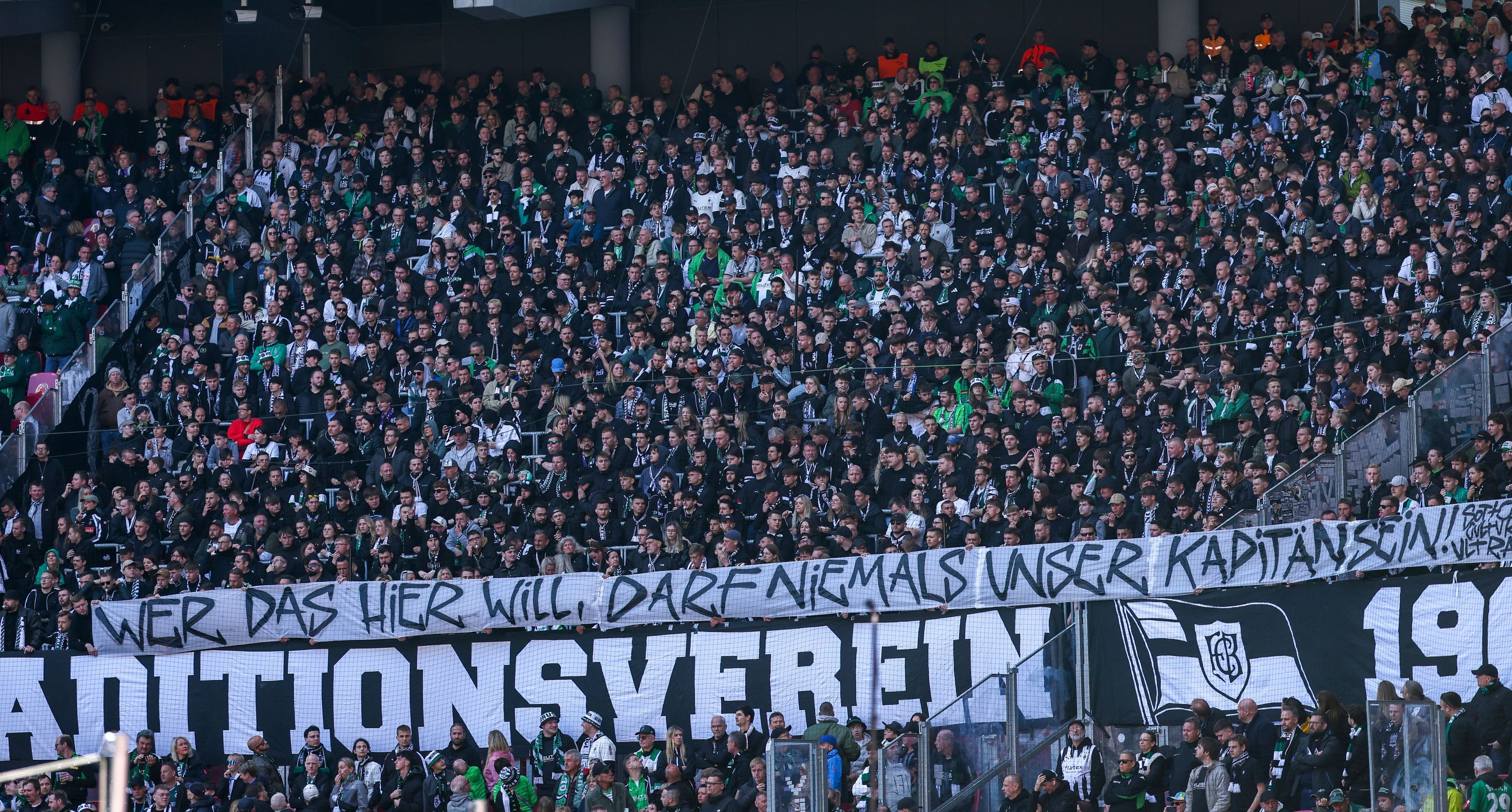 Auf einem Plakat der Gladbach-Fans in Leipzig steht: „Wer das hier will, darf niemals unser Kapitän sein.“