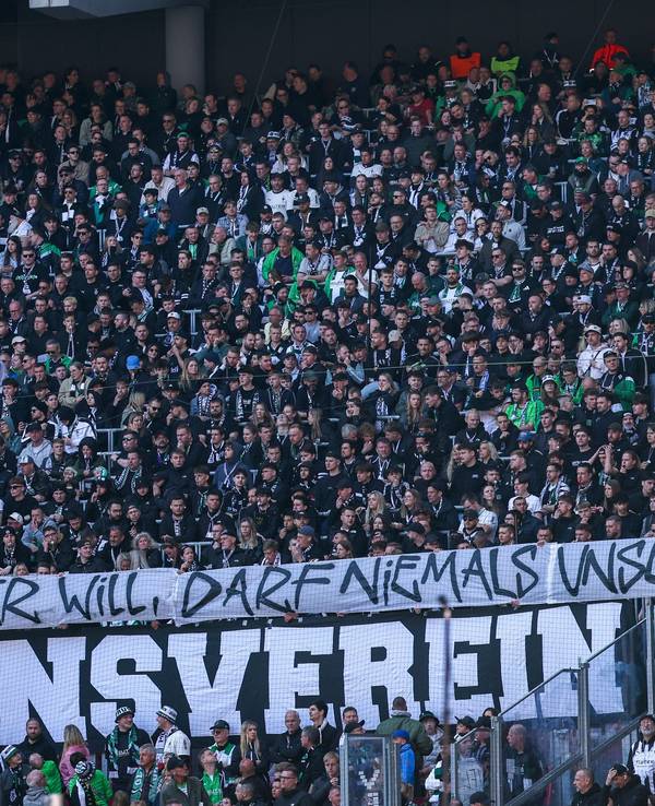 Auf einem Plakat der Gladbach-Fans in Leipzig steht: „Wer das hier will, darf niemals unser Kapitän sein.“