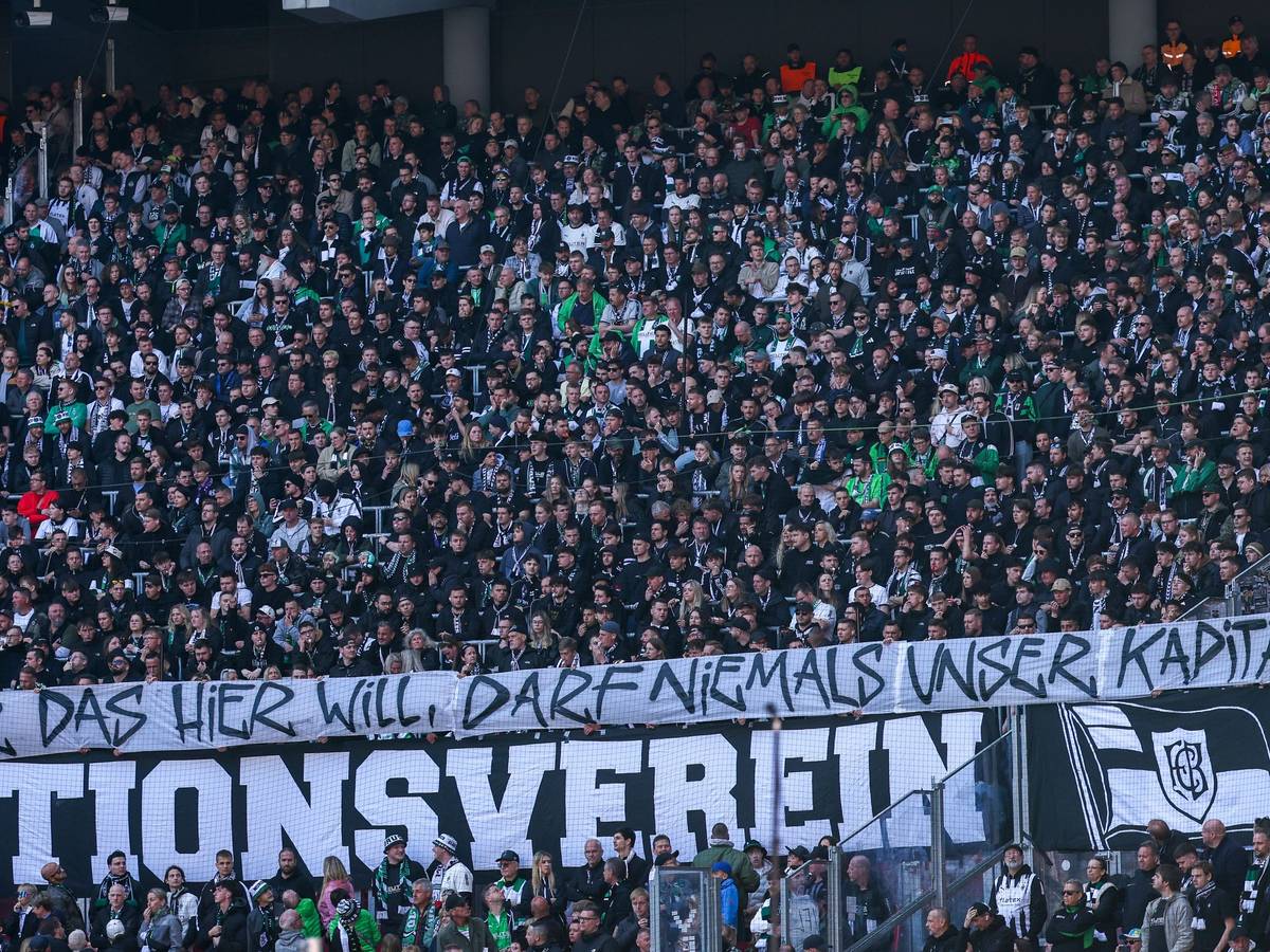 Auf einem Plakat der Gladbach-Fans in Leipzig steht: „Wer das hier will, darf niemals unser Kapitän sein.“