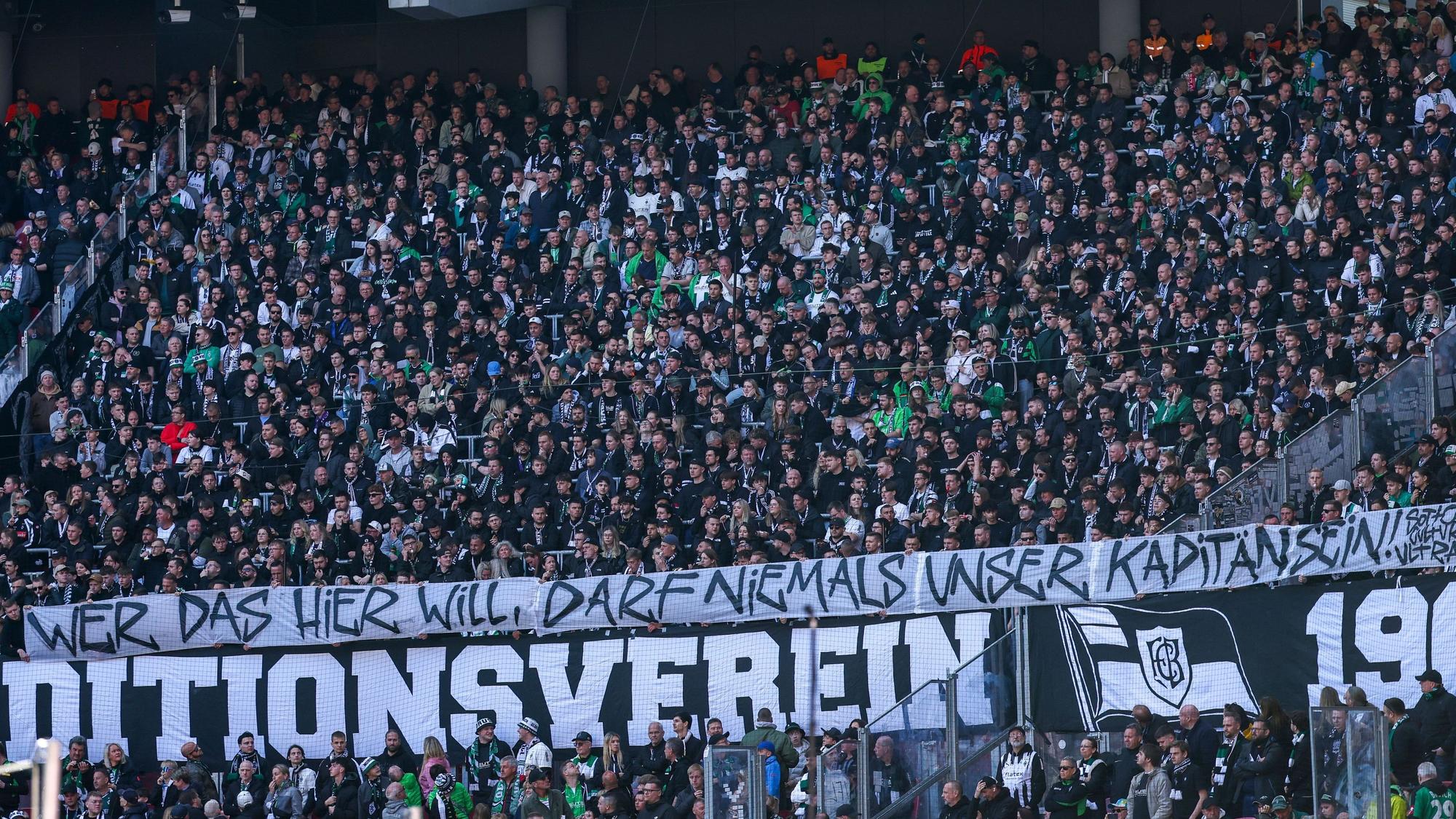 Auf einem Plakat der Gladbach-Fans in Leipzig steht: „Wer das hier will, darf niemals unser Kapitän sein.“