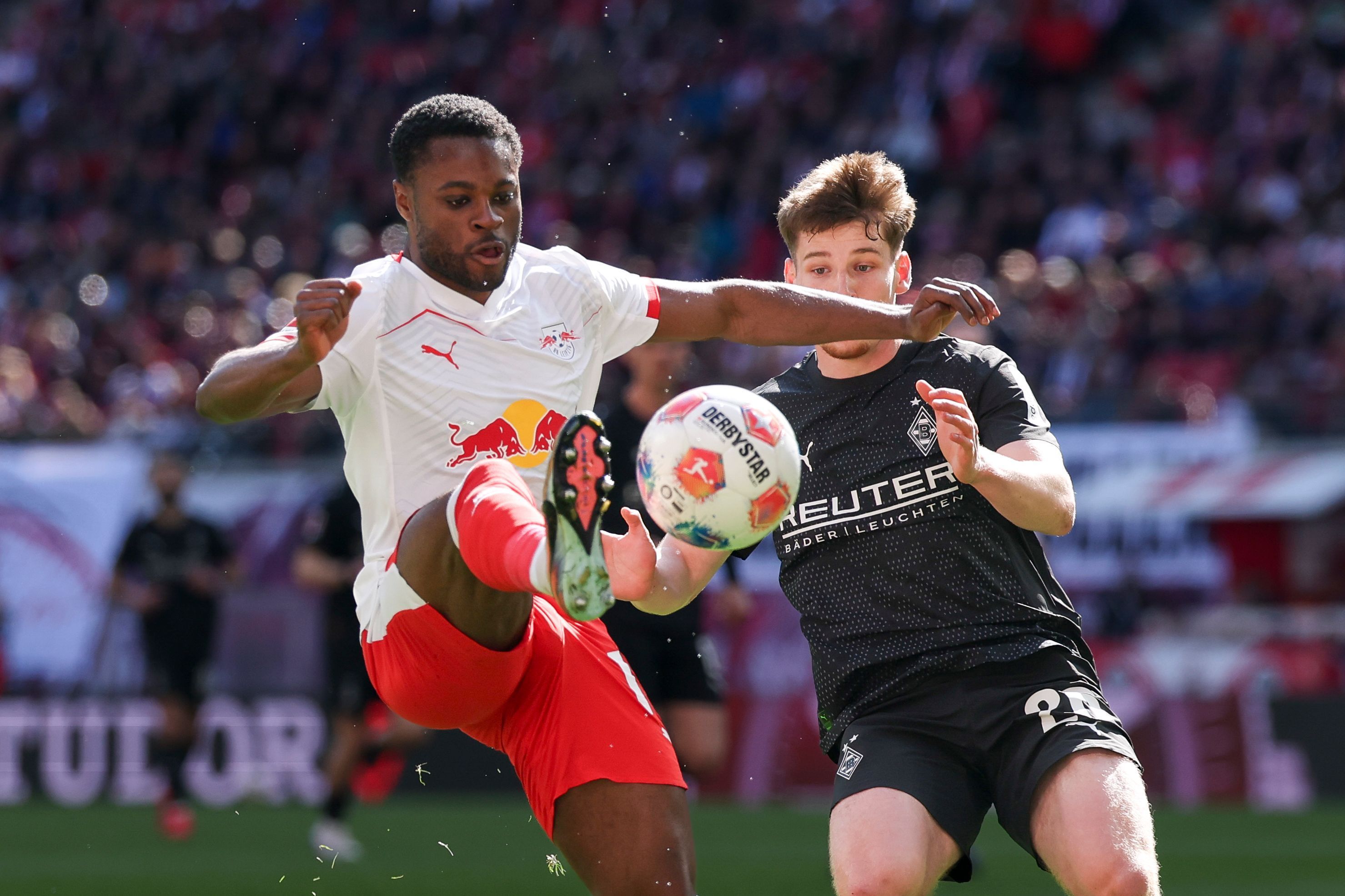 Ridle Baku und Lukas Ullrich im Duell um den Ball.