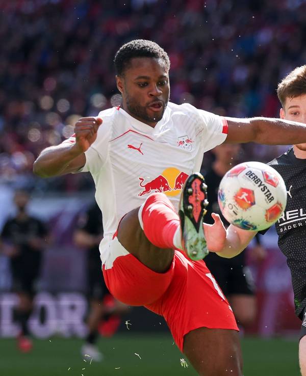 Ridle Baku und Lukas Ullrich im Duell um den Ball.