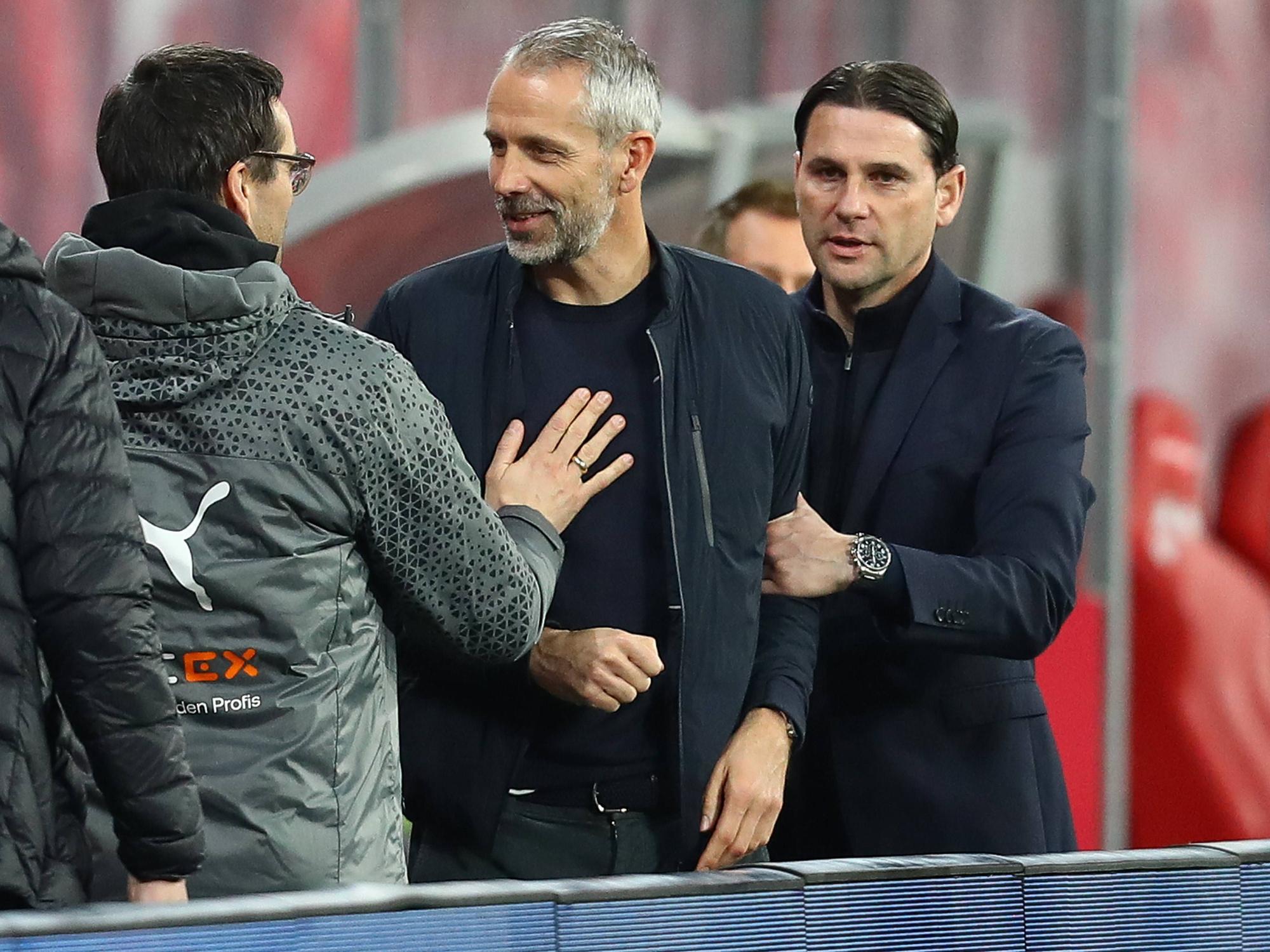 Marco Rose (M.) und Gerardo Seoane (r.) beim Spiel von Borussia Mönchengladbach gegen RB Leipzig.