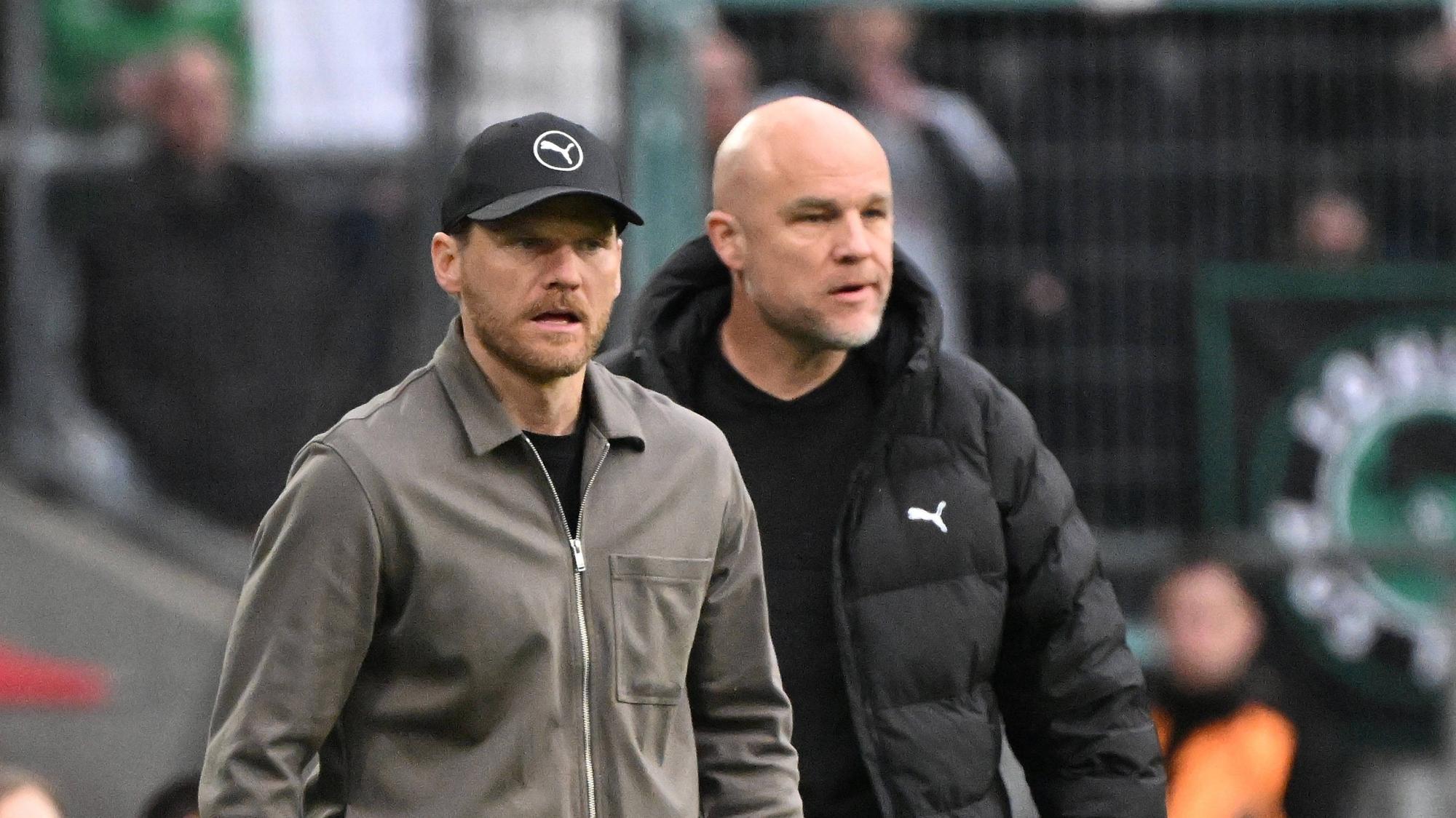 Rouven Schröder steht hinter Eugen Polanski beim Gladbach-Spiel.