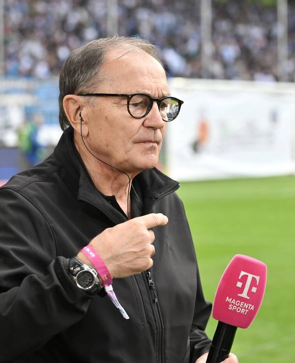 Bei einem TV-Auftritt gestikuliert Ewald Lienen.