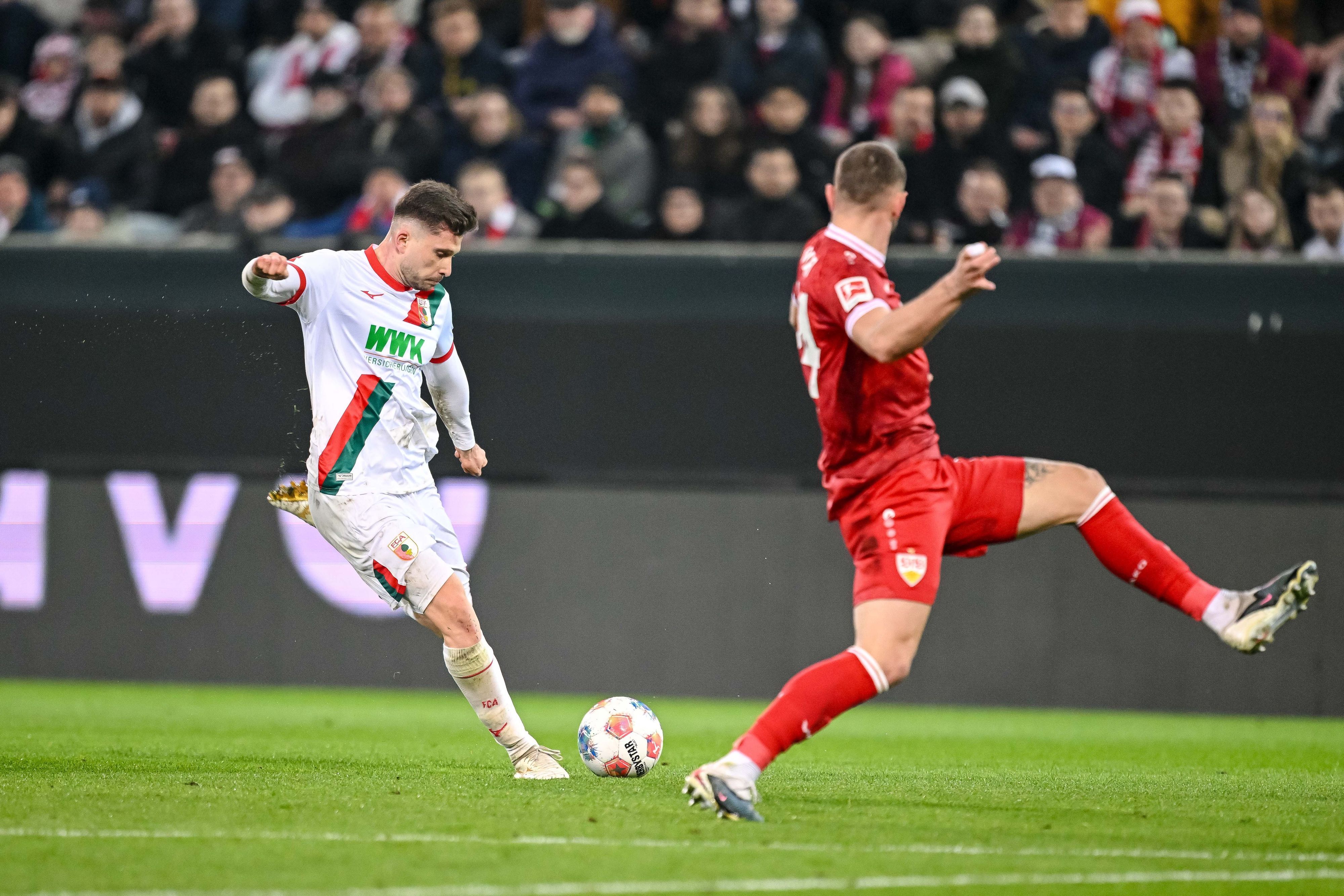 Elvis Rexhbecaj (l.) setzt zum Schuss an.