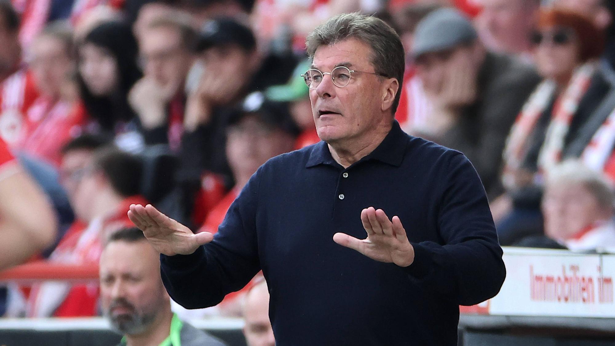 Dieter Hecking gestikuliert beim Spiel des VfL Wolfsburg.